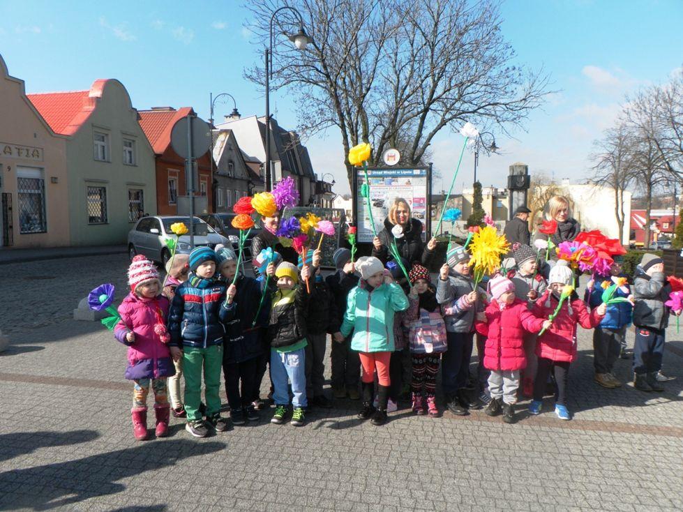 Zdj. nr. 5. Dzieci z lipnowskich szkół gorąco przywitały wiosnę