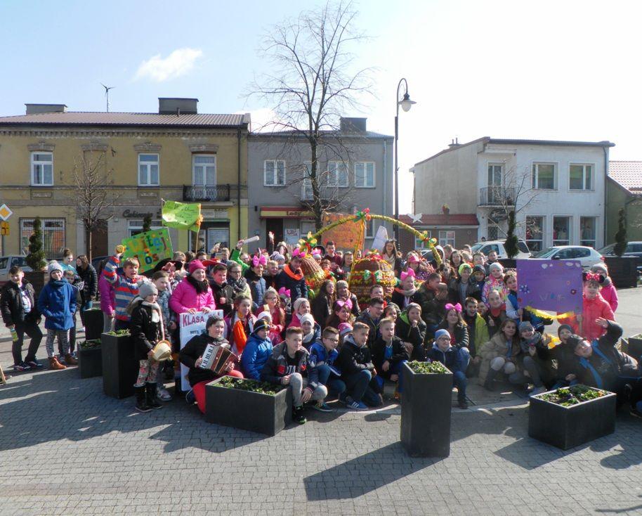 Zdj. nr. 27. Dzieci z lipnowskich szkół gorąco przywitały wiosnę