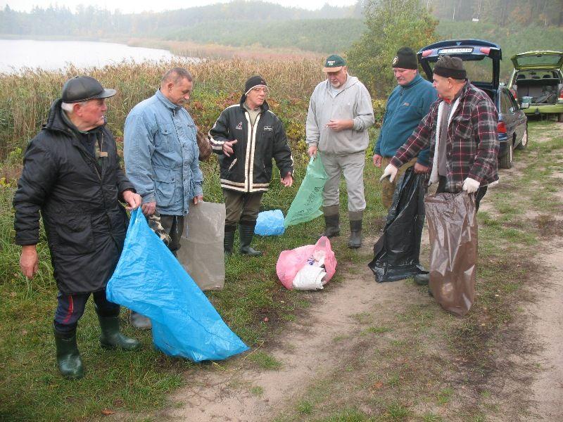 Zdj. nr. 1. Sprzątanie jeziora Borowiec
