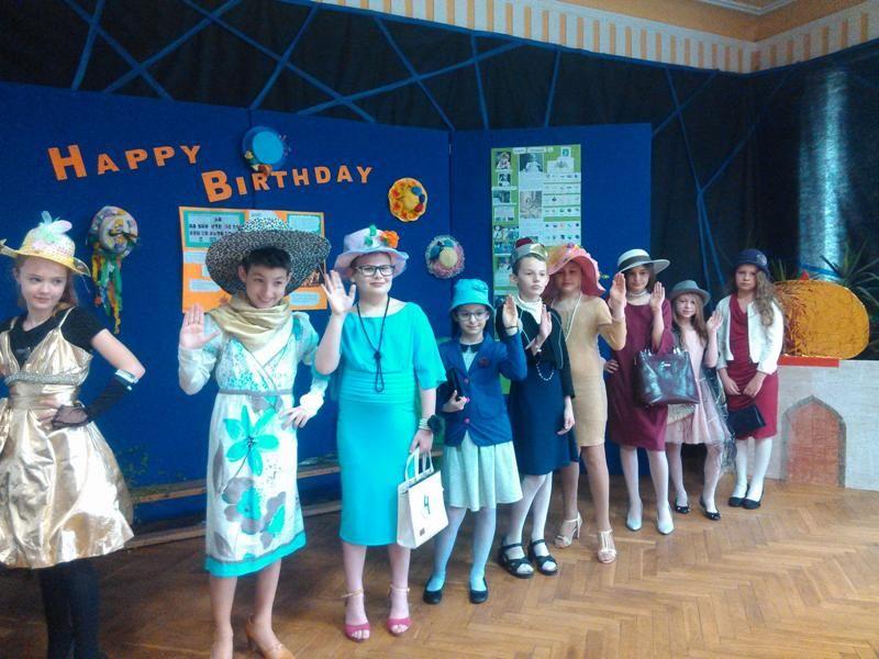 Zdj. nr. 11. Urodziny królowej Elżbiety II w Szkole Podstawowej nr 5 w Lipnie