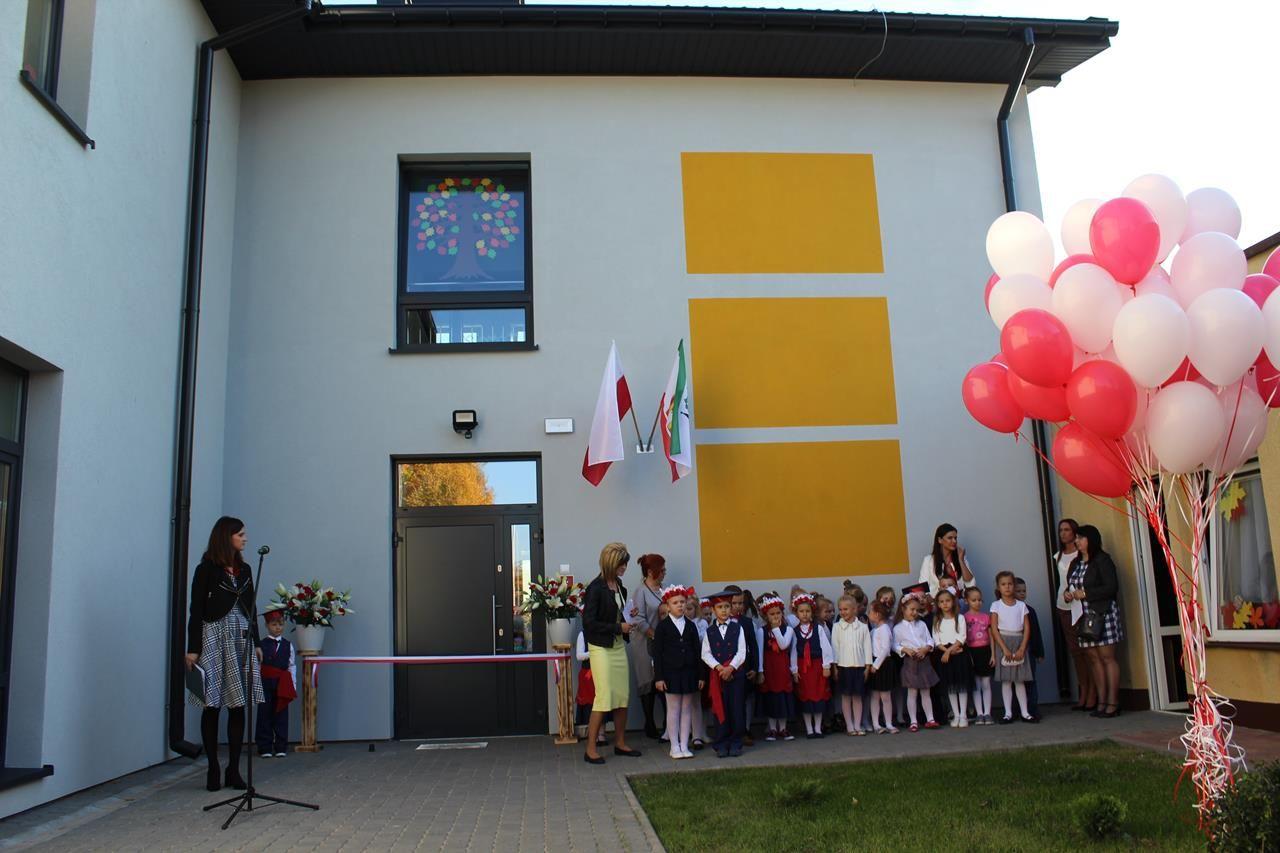Zdj. nr. 6. Nowy budynek na jubileusz 40-lecia istnienia przedszkola