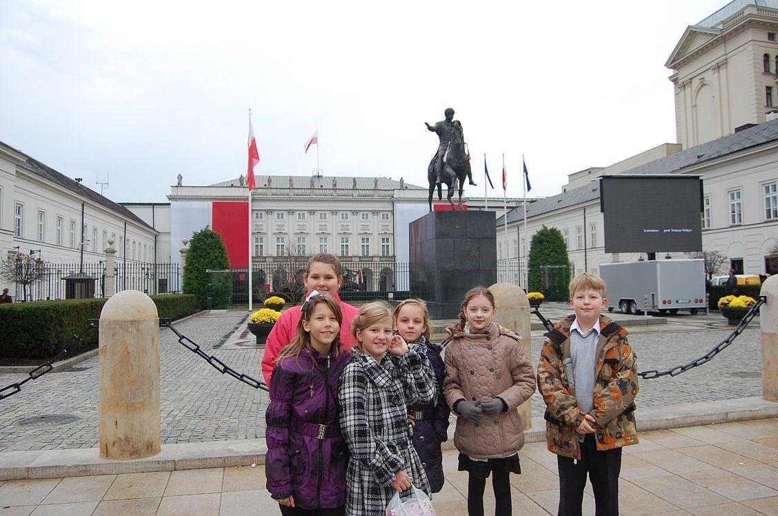 Zdj. nr. 1. Uczniowie SP nr 2 w Lipnie w Pałacu Prezydenckim - 9 listopada 2013 roku