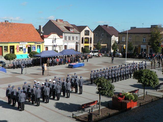 Zdj. nr. 2. Przekazanie sztandaru dla Komendy Powiatowej Policji w Lipnie - 27 września 2014 roku