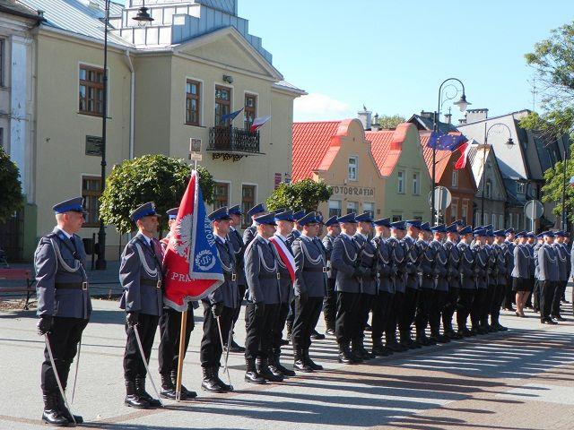 Zdj. nr. 4. Przekazanie sztandaru dla Komendy Powiatowej Policji w Lipnie - 27 września 2014 roku
