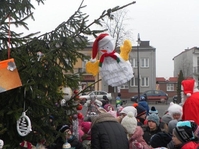 Zdj. nr. 8. Ubieranie choinki miejskiej i świąteczny kiermasz - 5 grudnia 2014  roku