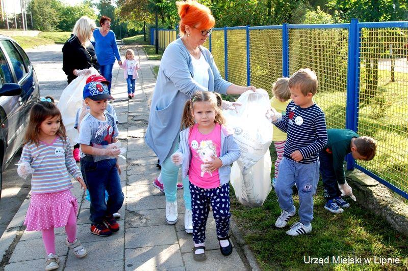 Zdj. nr. 2. Dzieciaki sprzątały świat