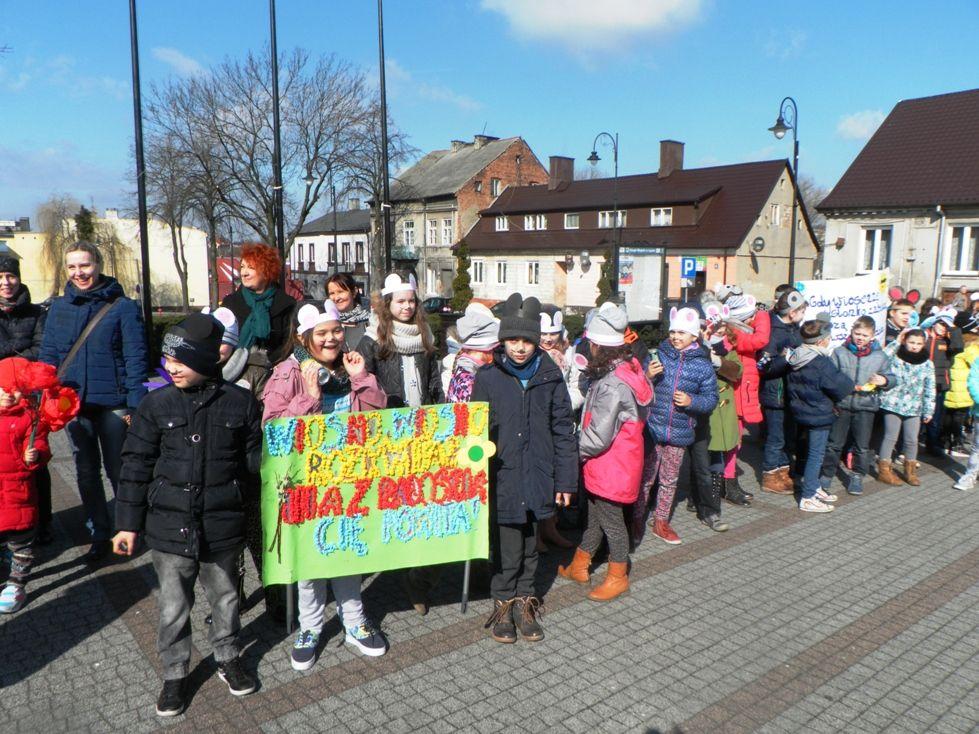 Zdj. nr. 6. Dzieci z lipnowskich szkół gorąco przywitały wiosnę