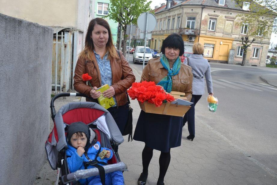 Zdj. nr. 2. Książka i róża dla czytelnika