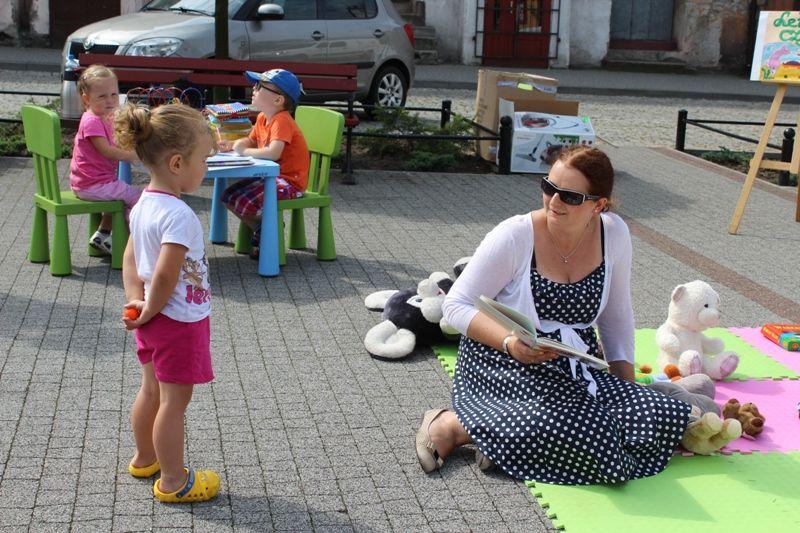 Zdj. nr. 15. Inauguracja „Letniej czytelni przy fontannie”