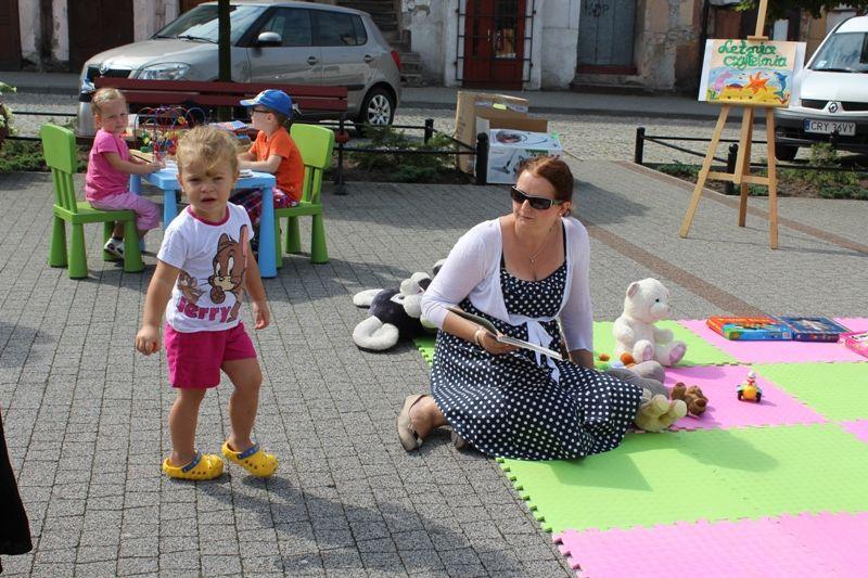 Zdj. nr. 16. Inauguracja „Letniej czytelni przy fontannie”