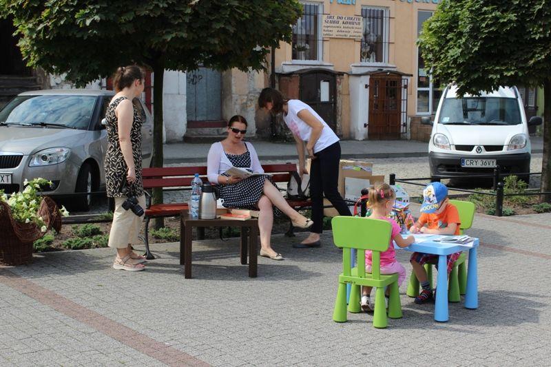 Zdj. nr. 17. Inauguracja „Letniej czytelni przy fontannie”