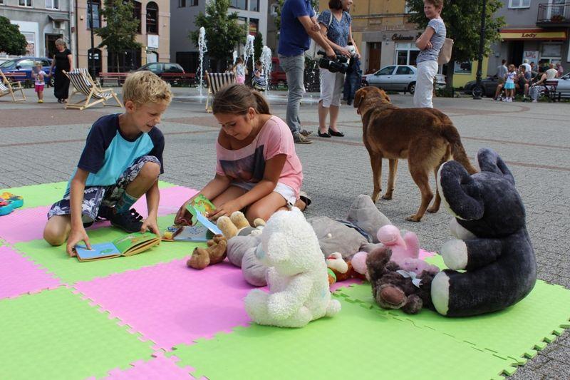 Zdj. nr. 18. Inauguracja „Letniej czytelni przy fontannie”
