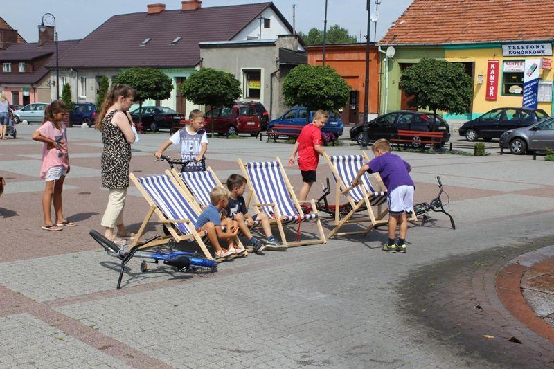 Zdj. nr. 22. Inauguracja „Letniej czytelni przy fontannie”