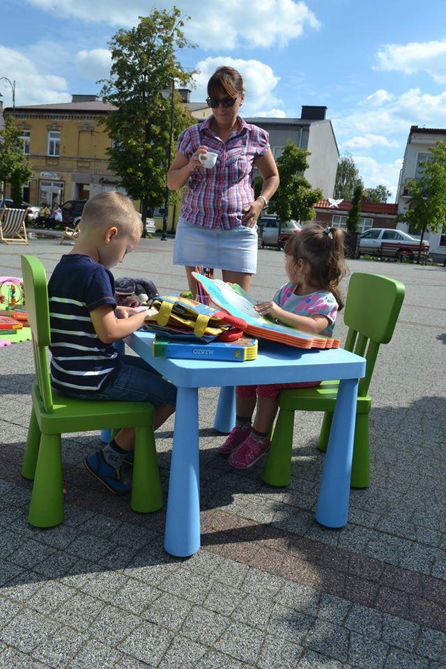 Zdj. nr. 5. Letnia czytelnia przy fontannie