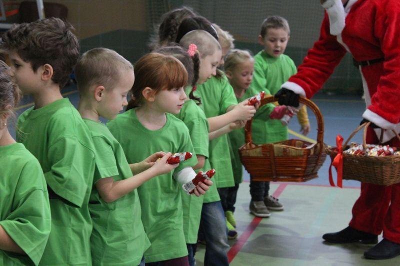 Zdj. nr. 11. Mikołajkowe zawody sportowe