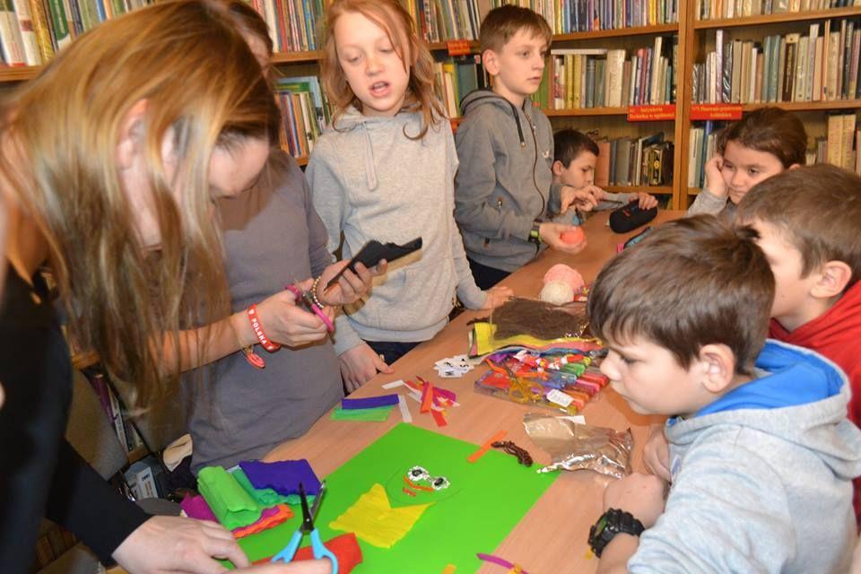 Zdj. nr. 2. Ambroży Kleks w bibliotece