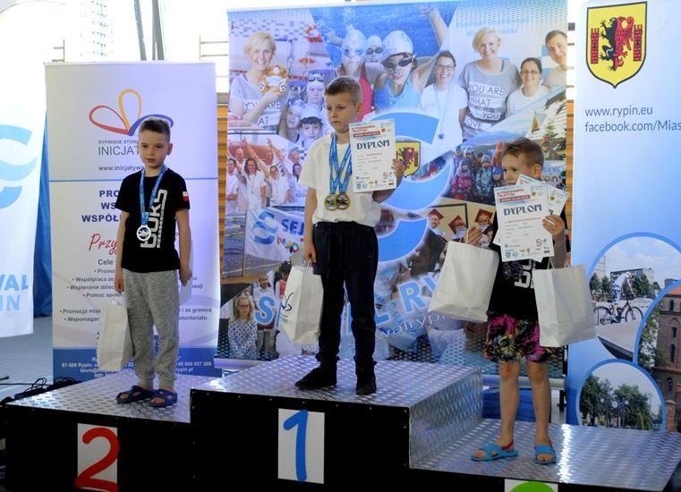 Zdj. nr. 11. Pływacy NEMO na podium