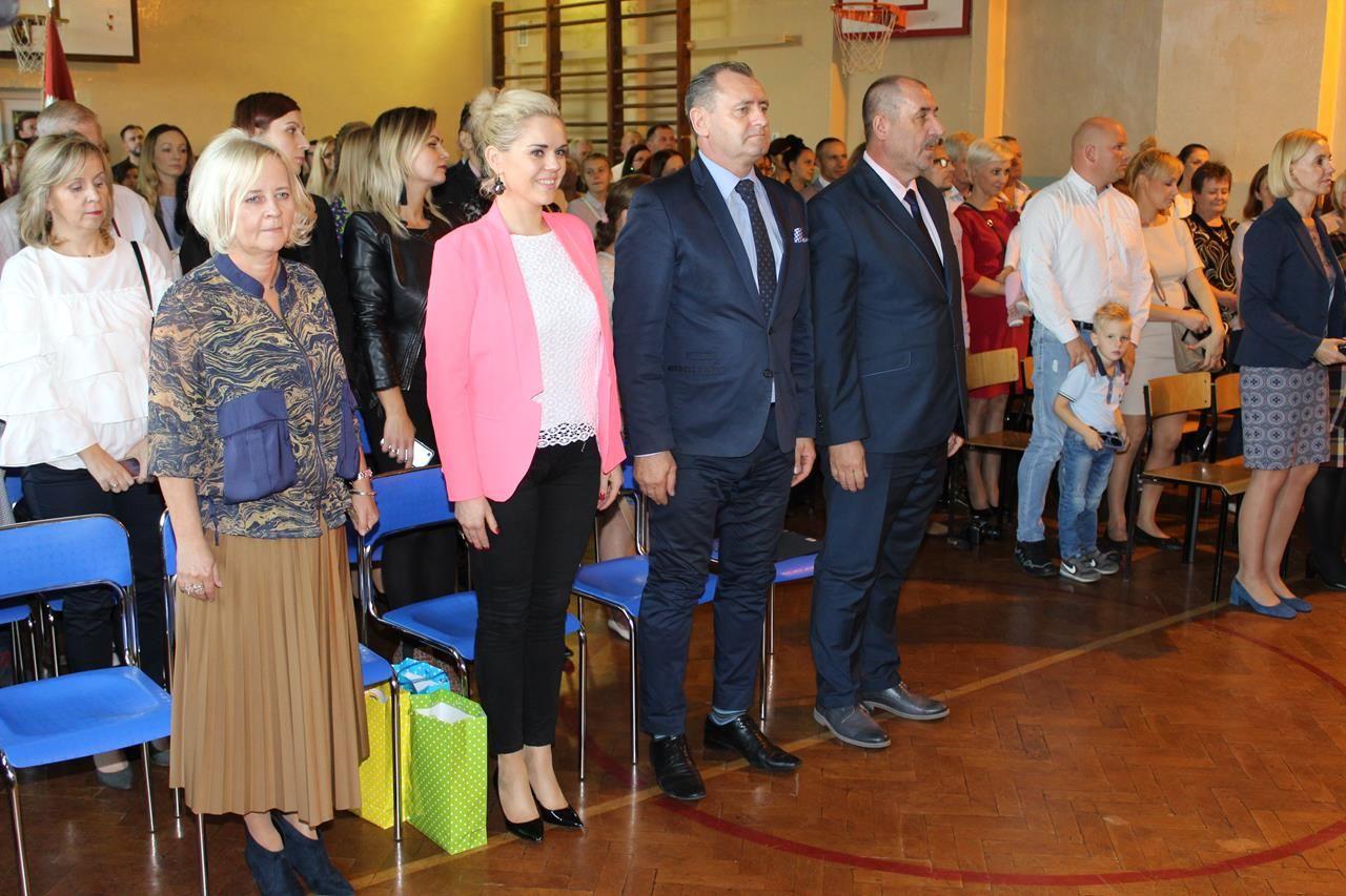 Zdj. nr. 13. Ślubowanie „Pierwszaków” w SP nr 3 w Lipnie