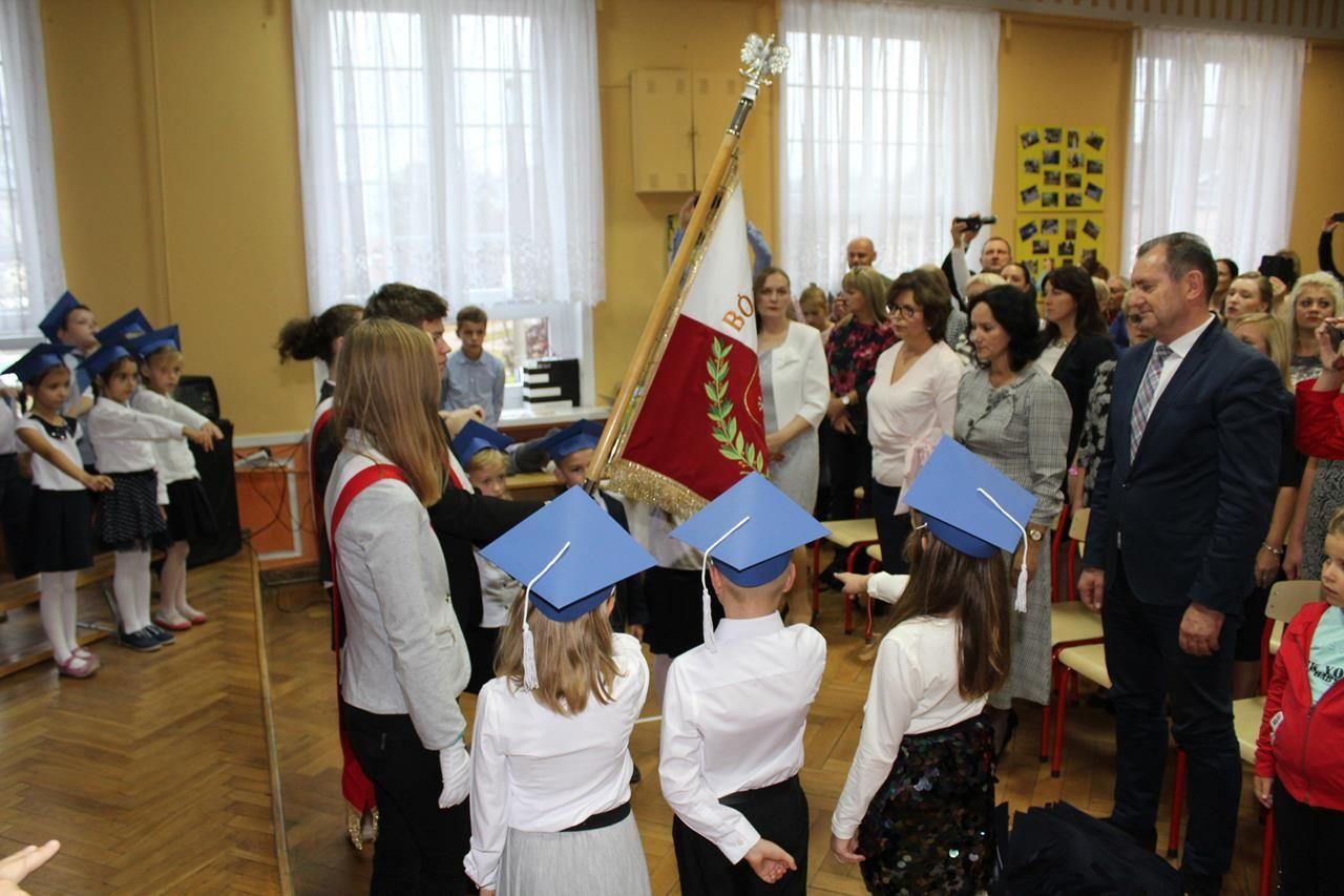 Zdj. nr. 52. Uroczystość pasowania na ucznia w SP nr 5 w Lipnie