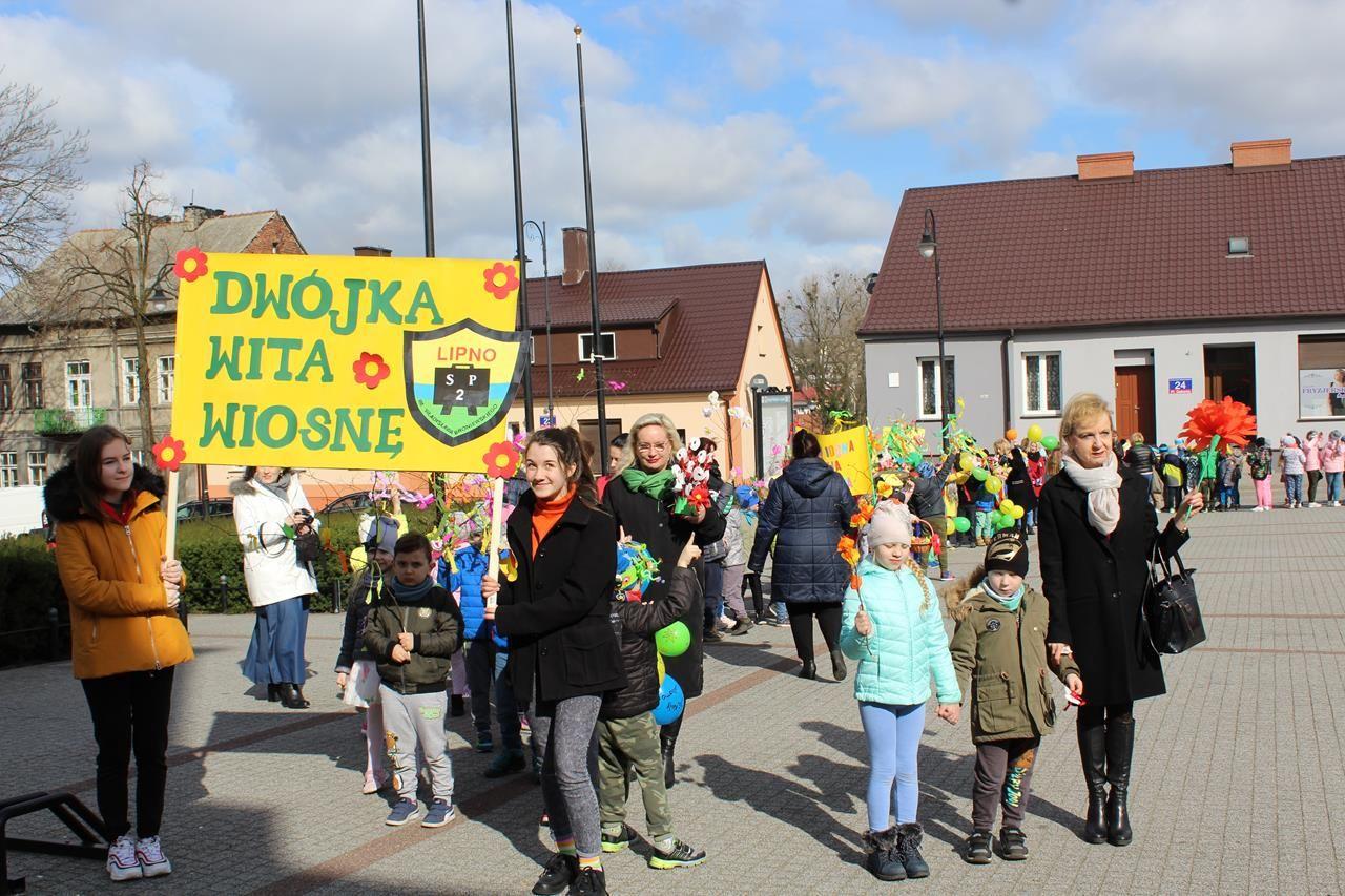 Zdj. nr. 2. Uczniowie powitali wiosnę