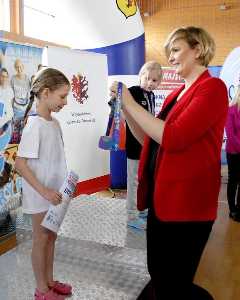 Zdj. nr. 5. Odebrali medale z rąk mistrzyni