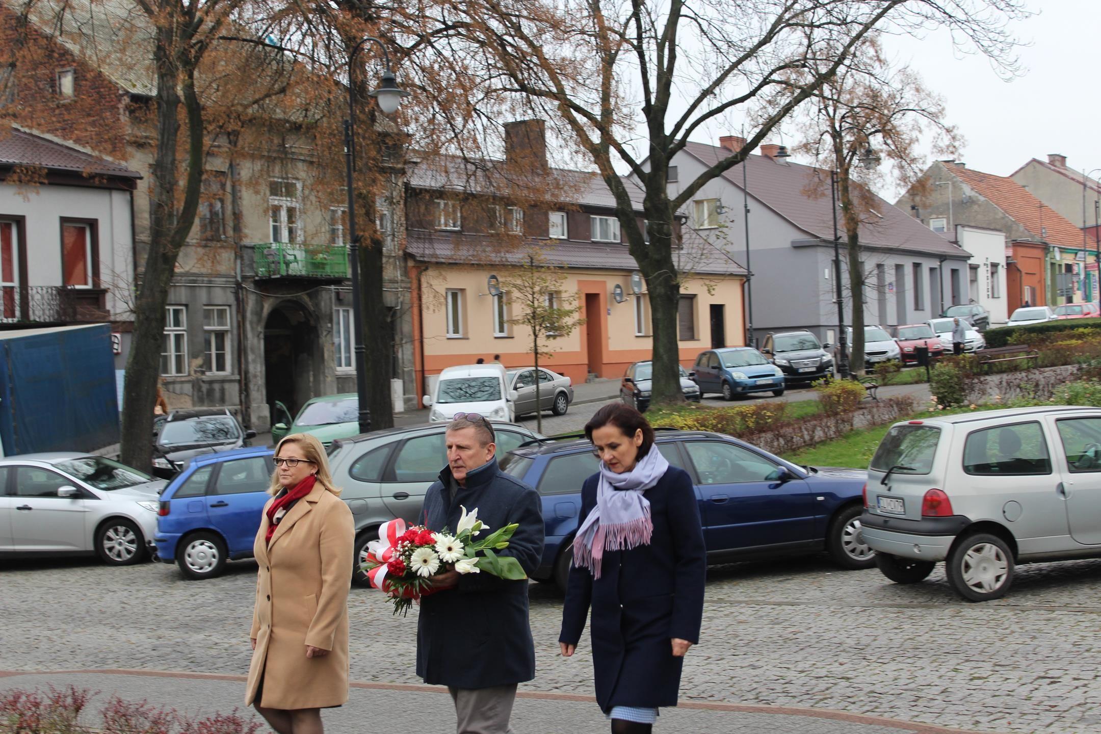 Ściana Śmierci - złożenie kwiatów pod tablicą rozstrzelanych lipnowian