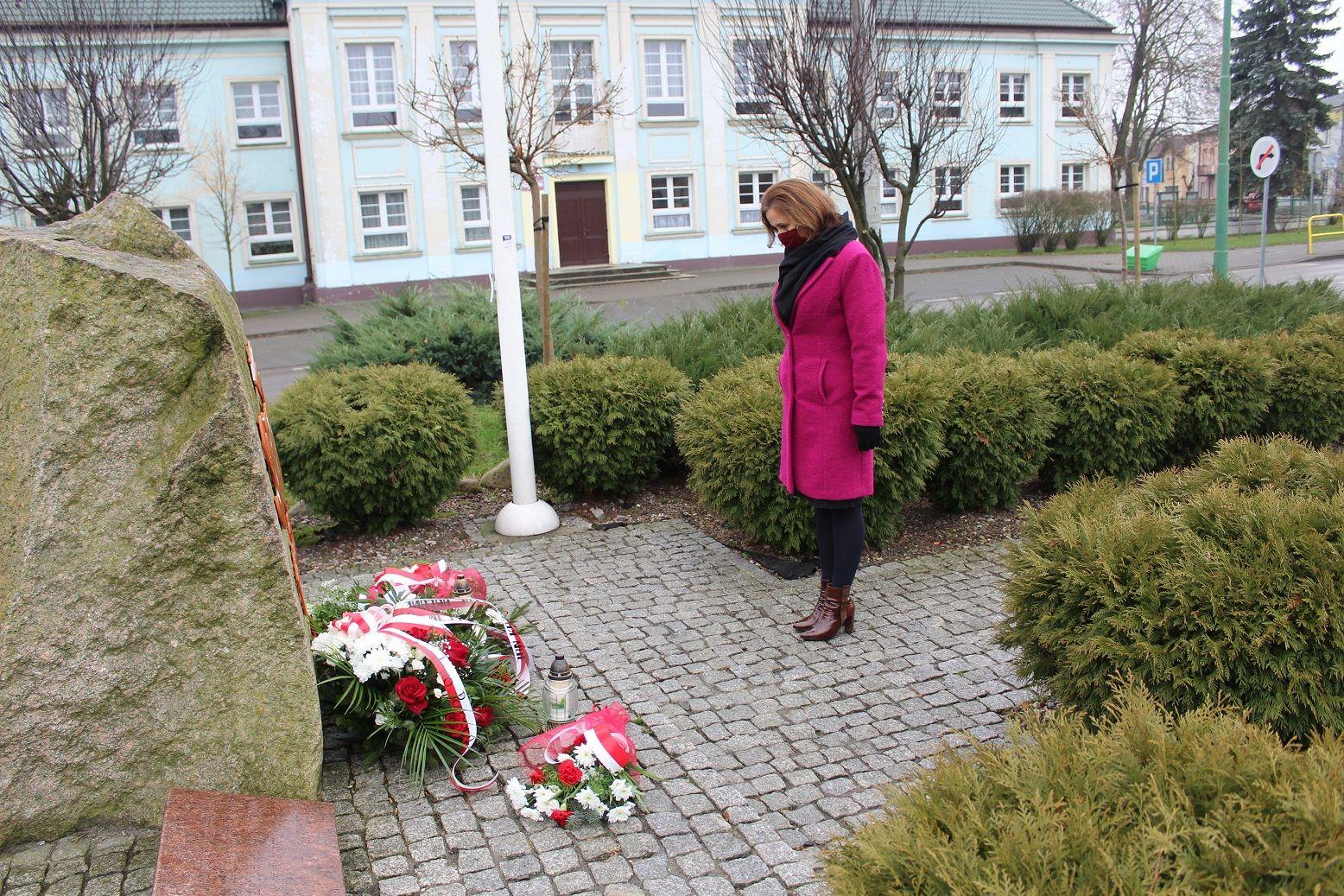 Zastępca Burmistrza Jolanta Zielińska składa kwiaty pod Obeliskiem Solidarności - kliknięcie spowoduje powiększenie