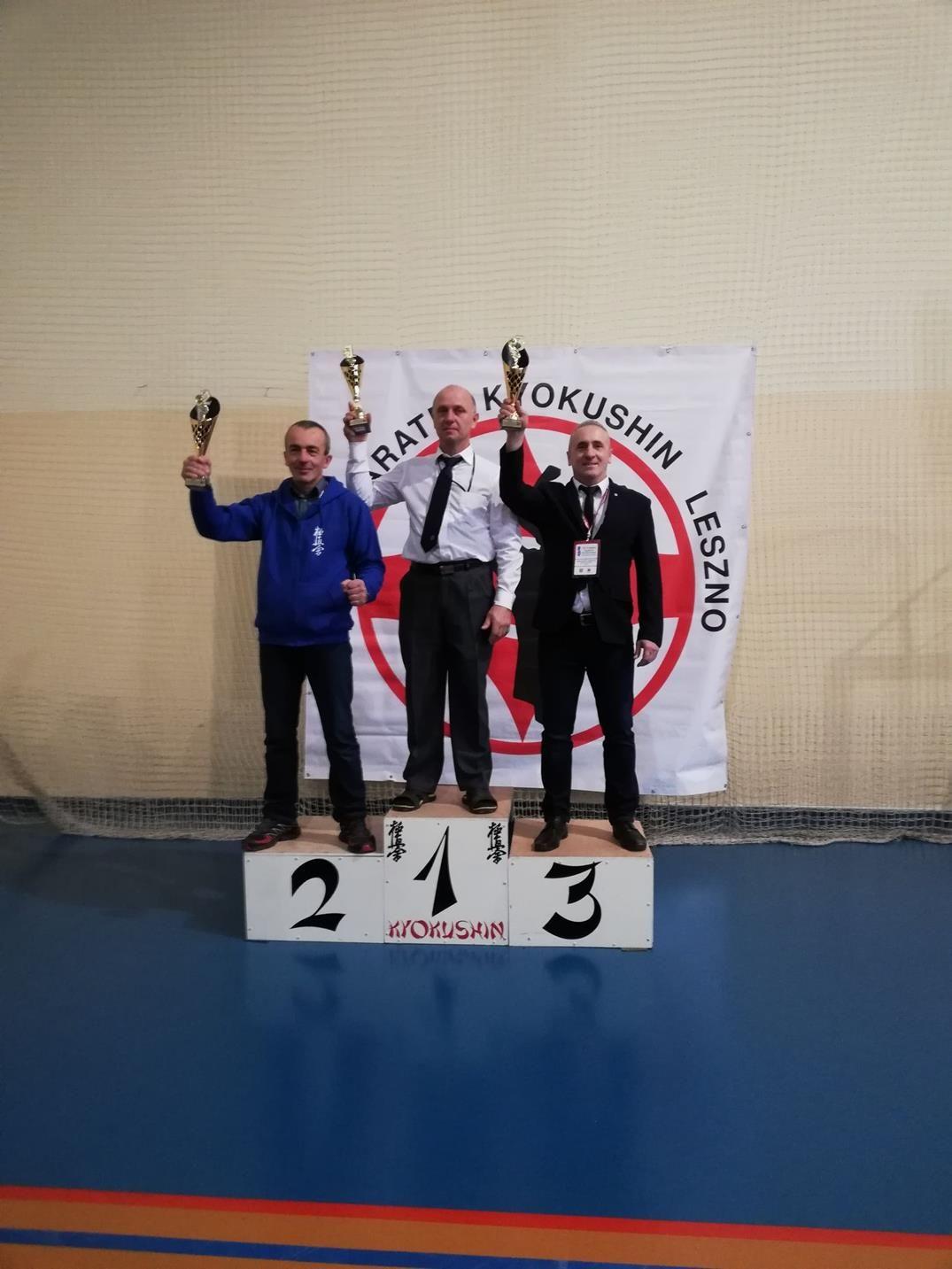 Ogólnopolski Turniej Karate Kyokushin w Brennie, sędziowie z pucharami na podium - kliknięcie spowoduje powiększenie obrazka