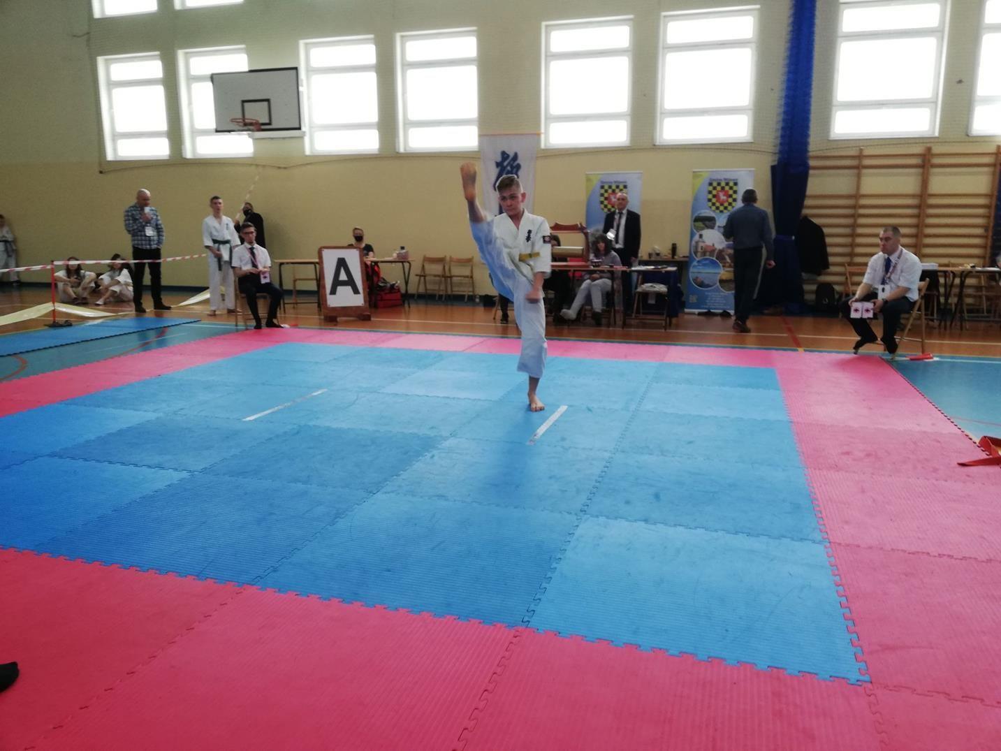 Ogólnopolski Turniej Karate Kyokushin w Brennie, zawodnik na macie - kliknięcie spowoduje powiększenie obrazka