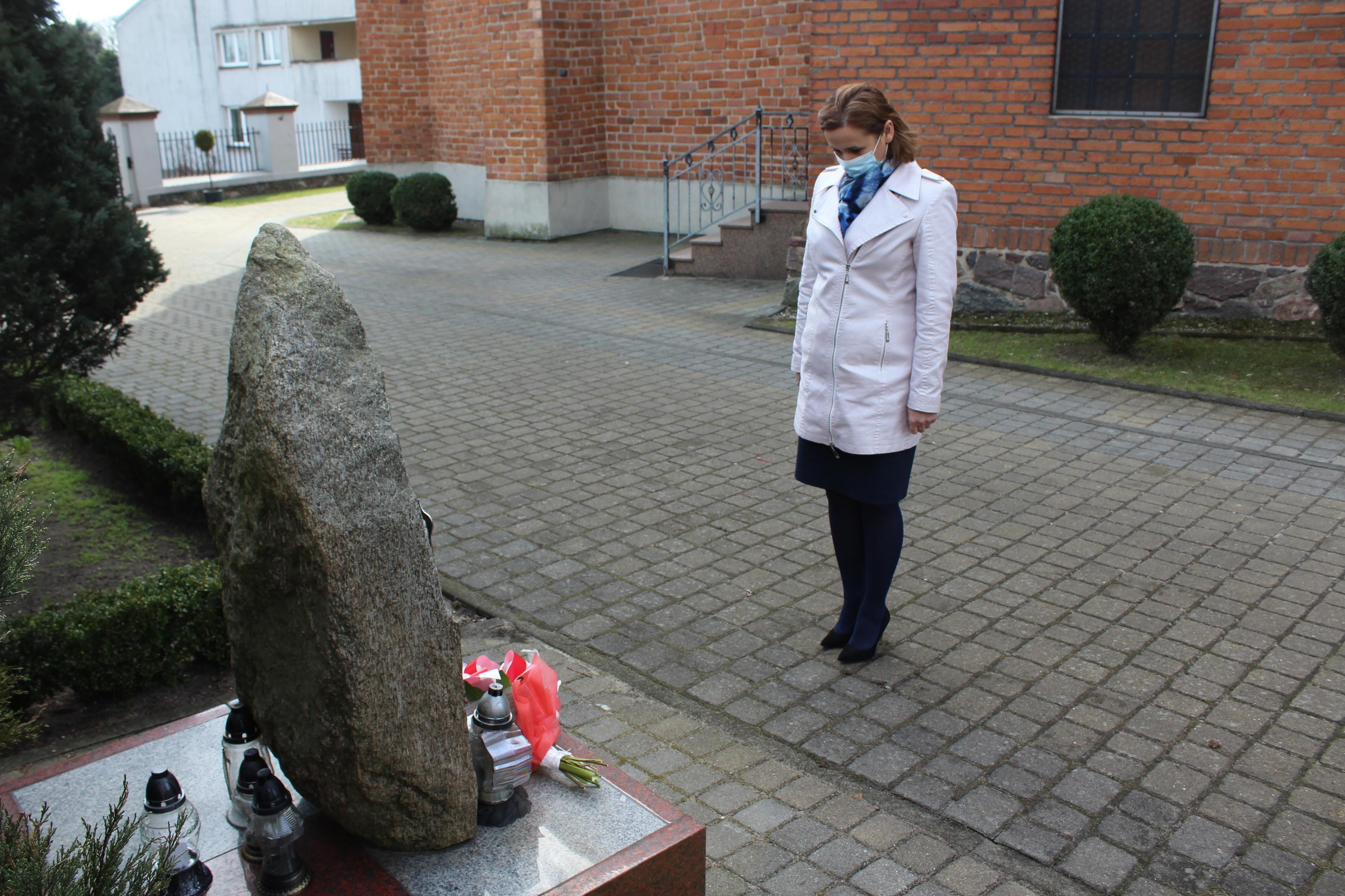 Zastępca Burmistrza Jolanta Zielińska składa kwiaty pod obeliskiem przy kościele pw. Wniębowzięcia Najświętszej Maryi Panny w Lipnie poświęconym ofiarom katastrofy smoleńskiej - kliknięcie spowoduje powiększenie 