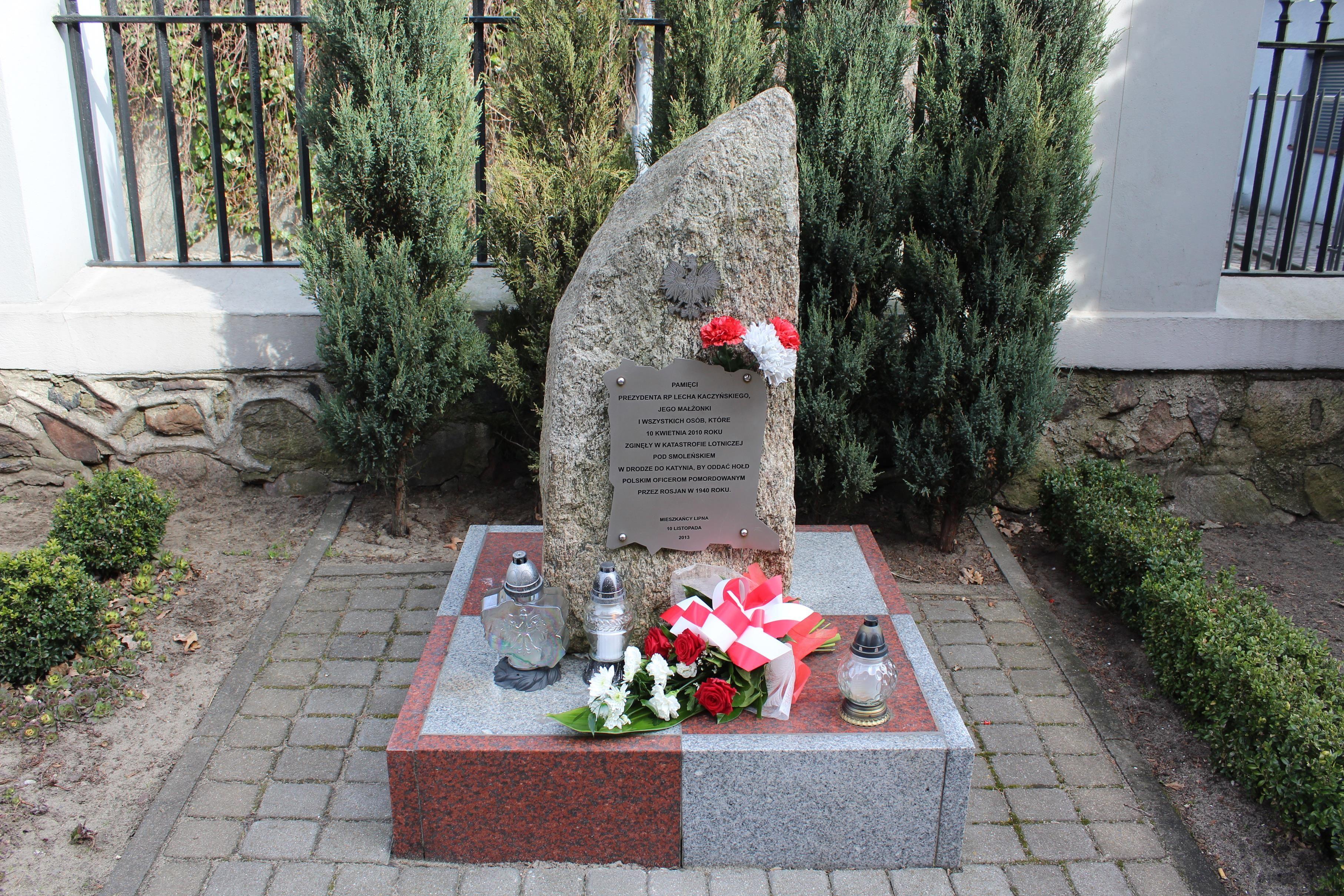 Obelisk przy kościele pw. Wniębowzięcia Najświętszej Maryi Panny w Lipnie poświęconym ofiarom katastrofy smoleńskiej - kliknięcie spowoduje powiększenie 