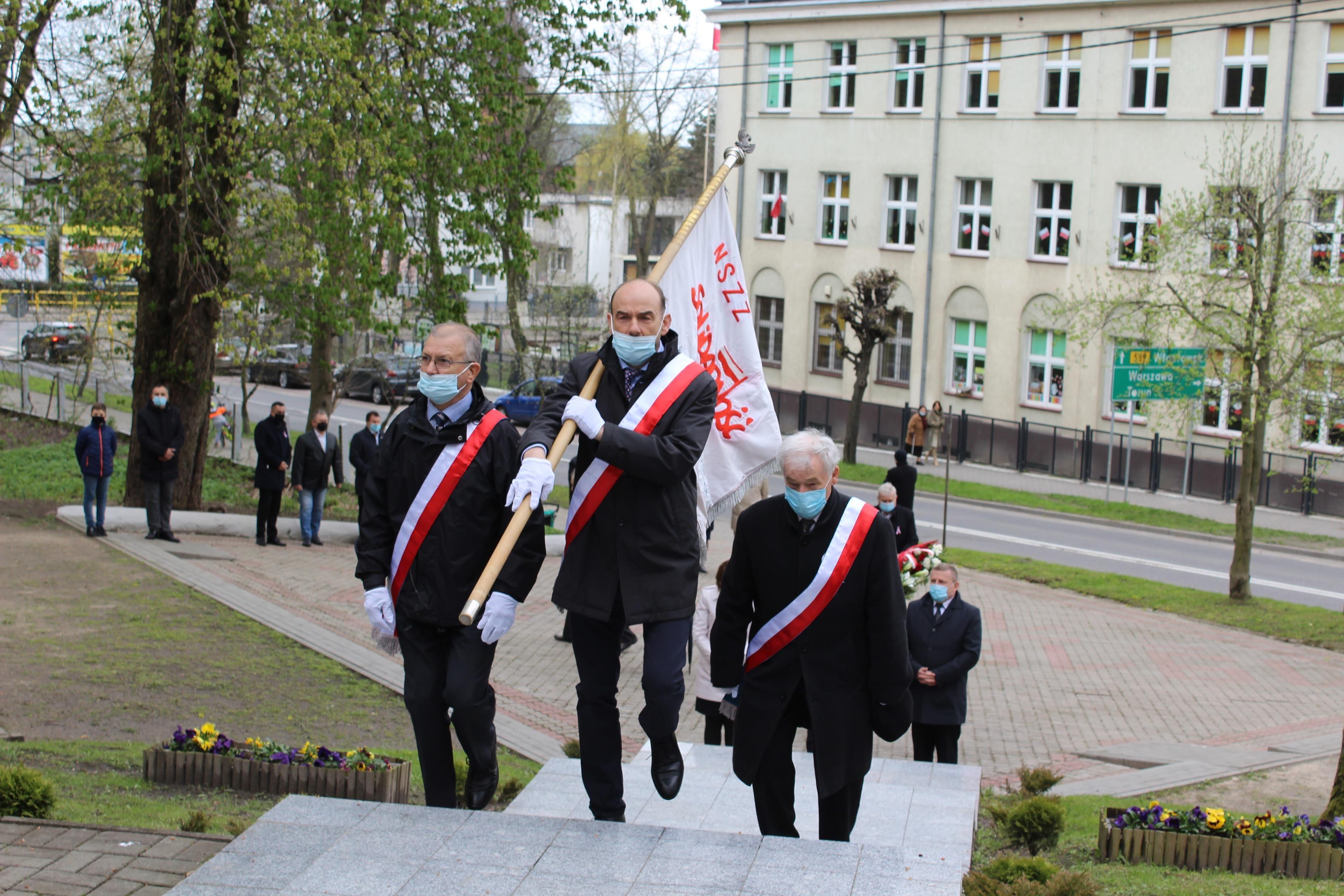 Złożenie okolicznościowych wiązanek pod Pomnikiem Niepodległości - kliknięcie spowoduje powiększenie obrazka