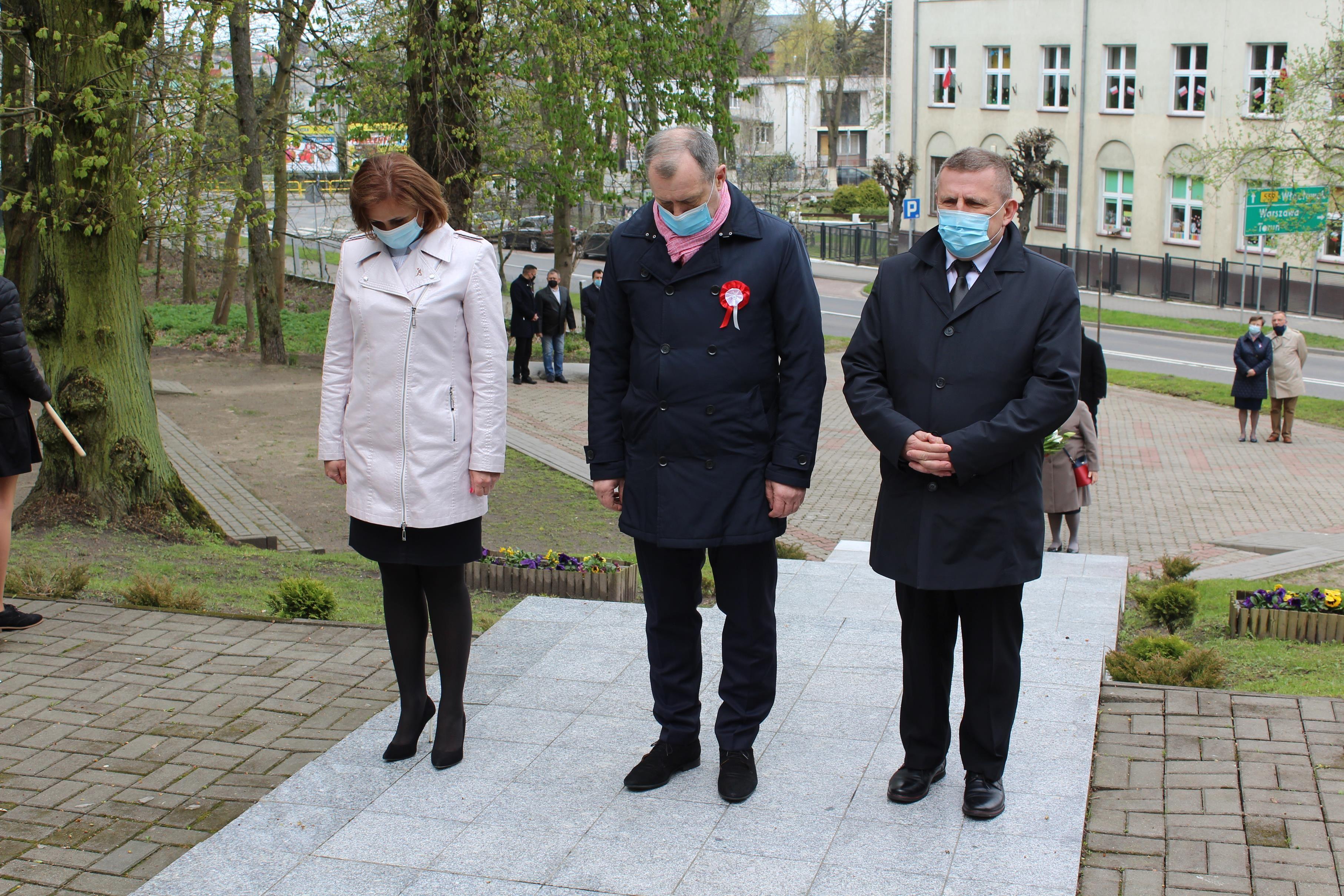 Złożenie okolicznościowych wiązanek pod Pomnikiem Niepodległości - kliknięcie spowoduje powiększenie obrazka