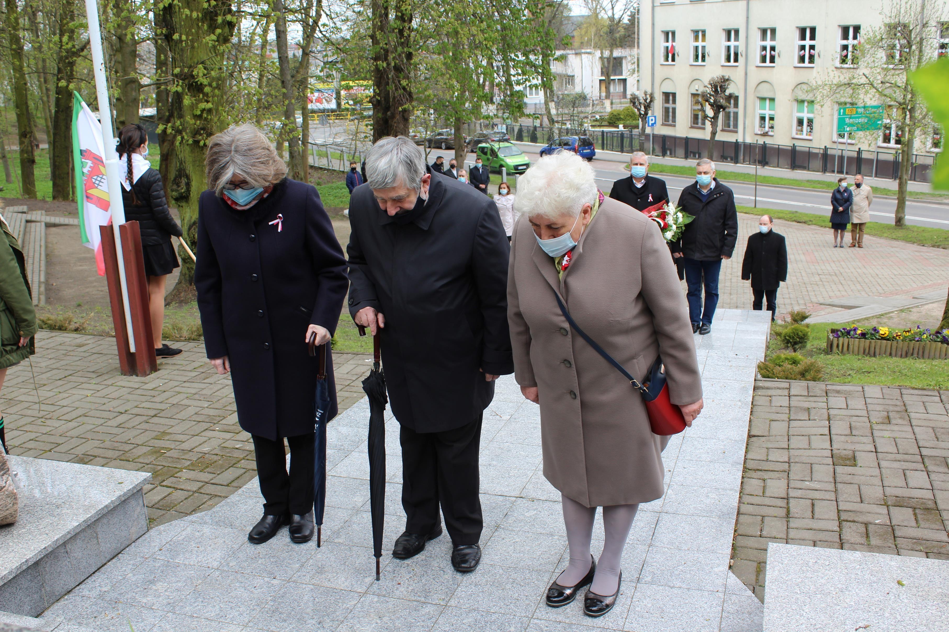 Złożenie okolicznościowych wiązanek pod Pomnikiem Niepodległości - kliknięcie spowoduje powiększenie obrazka