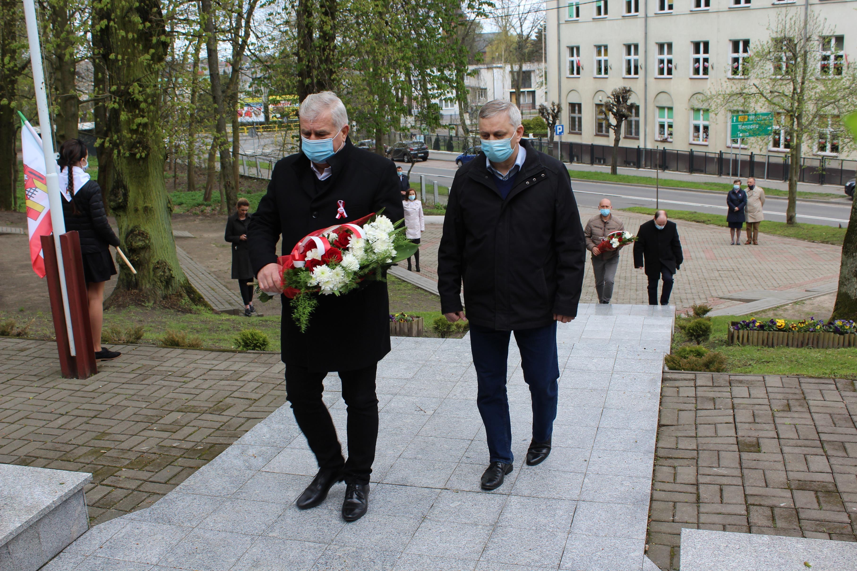 Złożenie okolicznościowych wiązanek pod Pomnikiem Niepodległości - kliknięcie spowoduje powiększenie obrazka