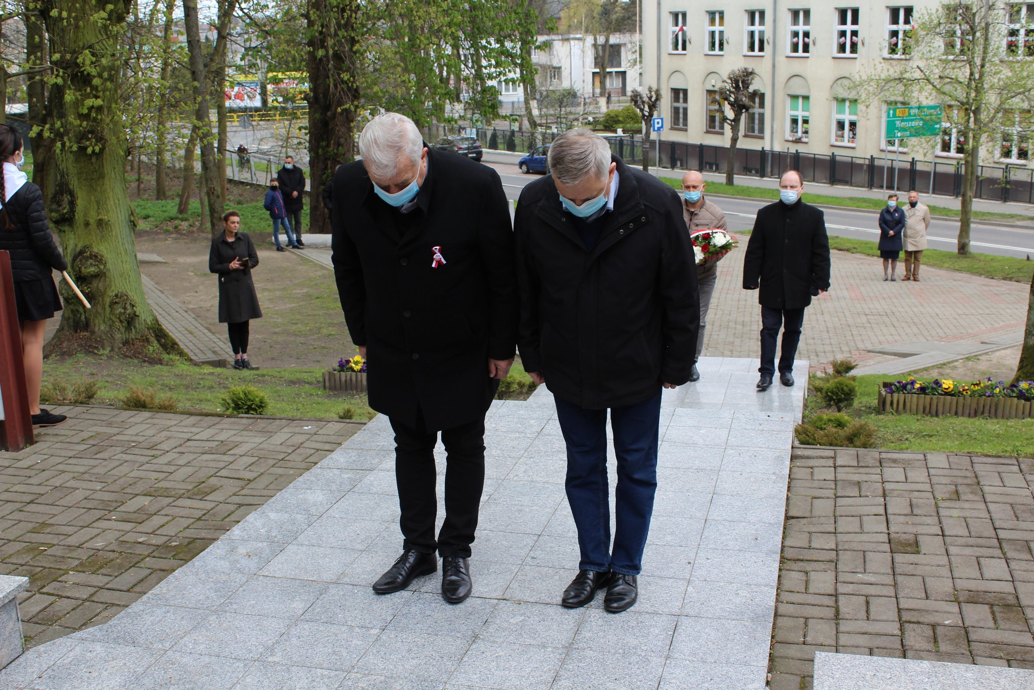 Złożenie okolicznościowych wiązanek pod Pomnikiem Niepodległości - kliknięcie spowoduje powiększenie obrazka