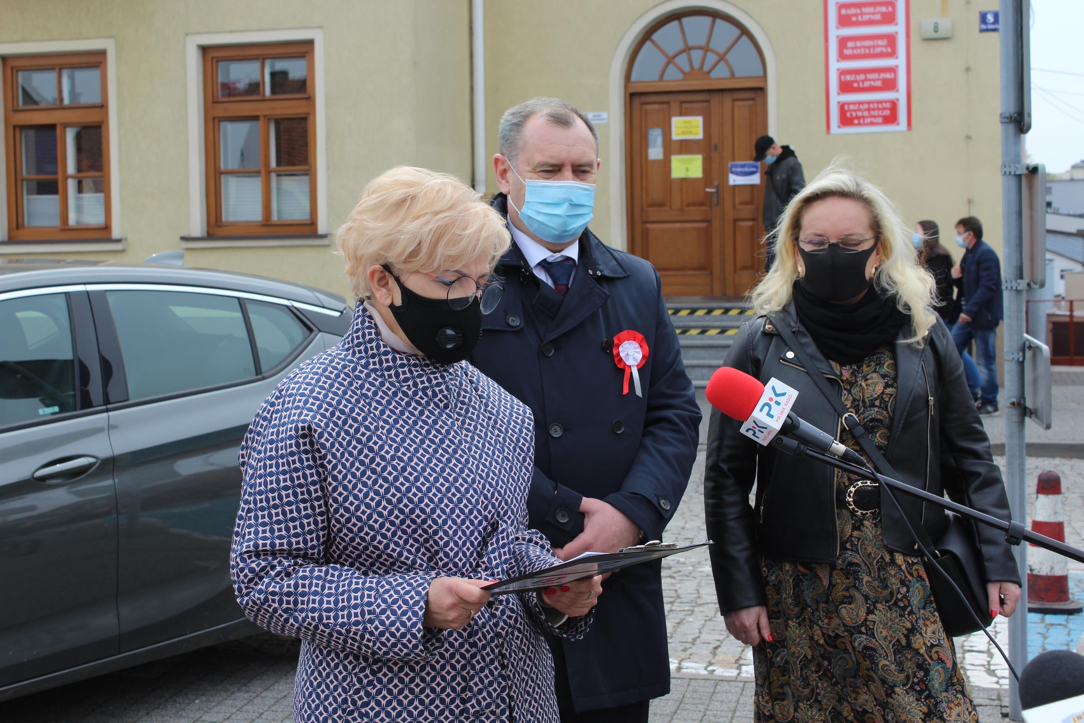 Briefing prasowy przed lipnowskim ratuszem - 4 maja 2021 r. - kliknięcie spowoduje powiększenie obrazka