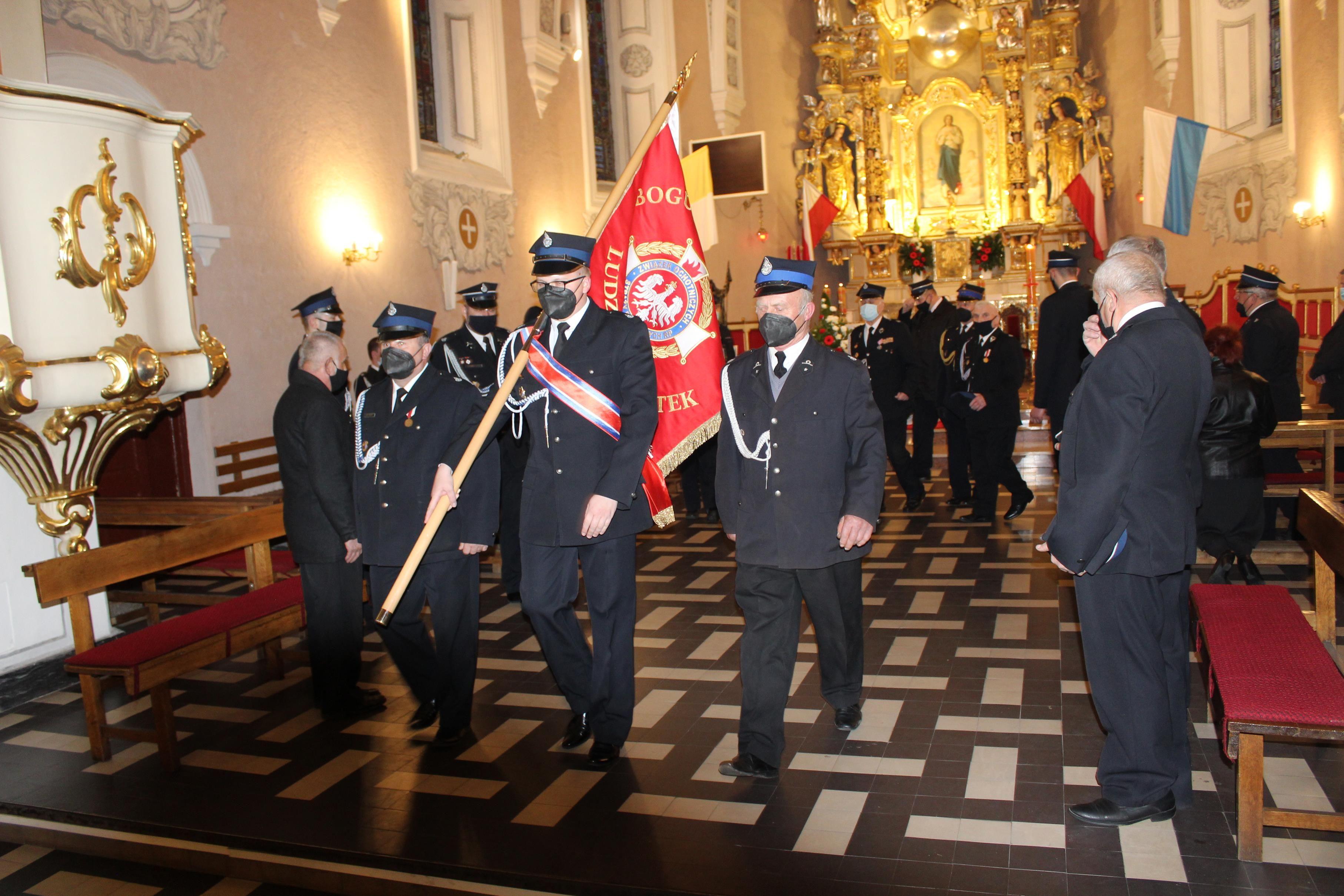 Msza Święta sprawowana w kościele pod wezwaniem Wniebowzięcia Najświętszej Maryi Panny w Lipnie w intencji żywych i zmarłych druhów strażaków z jednostek z Lipna i Radomic - kliknięcie spowoduje powiększenie obrazka