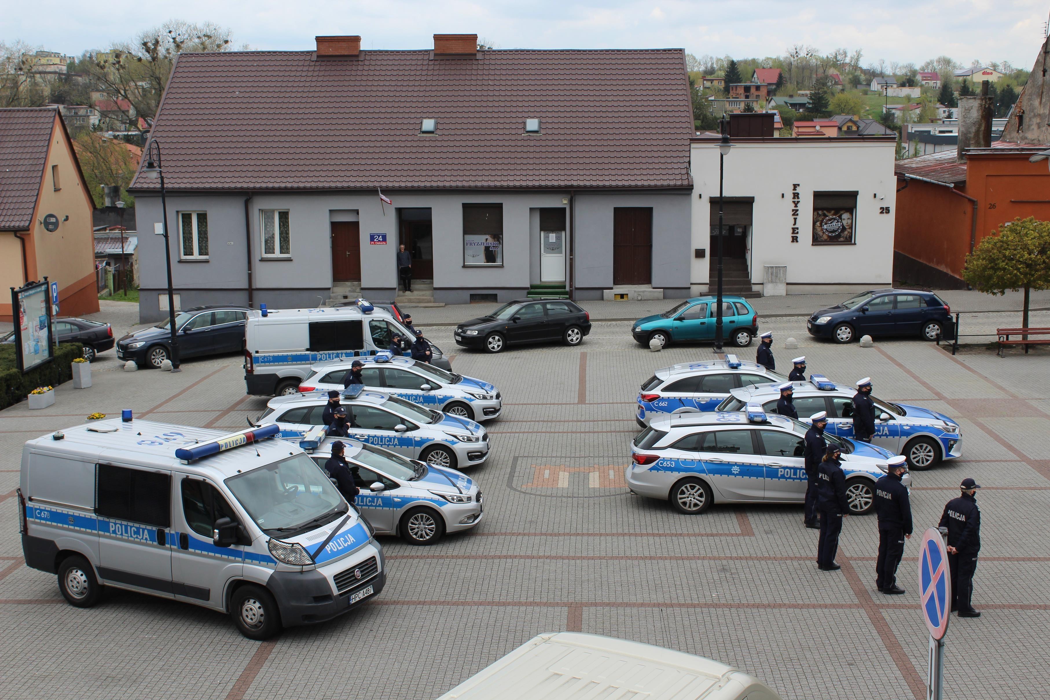 7 maja o godzinie 12.00 na Placu Dekerta w Lipnie zawyły policyjne syreny jako wyraz upamiętnienia aspiranta Michała Kędzierskiego z Raciborza, który zginął na służbie podczas policyjnej interwencji - kliknięcie spowoduje powiększenie obrazka