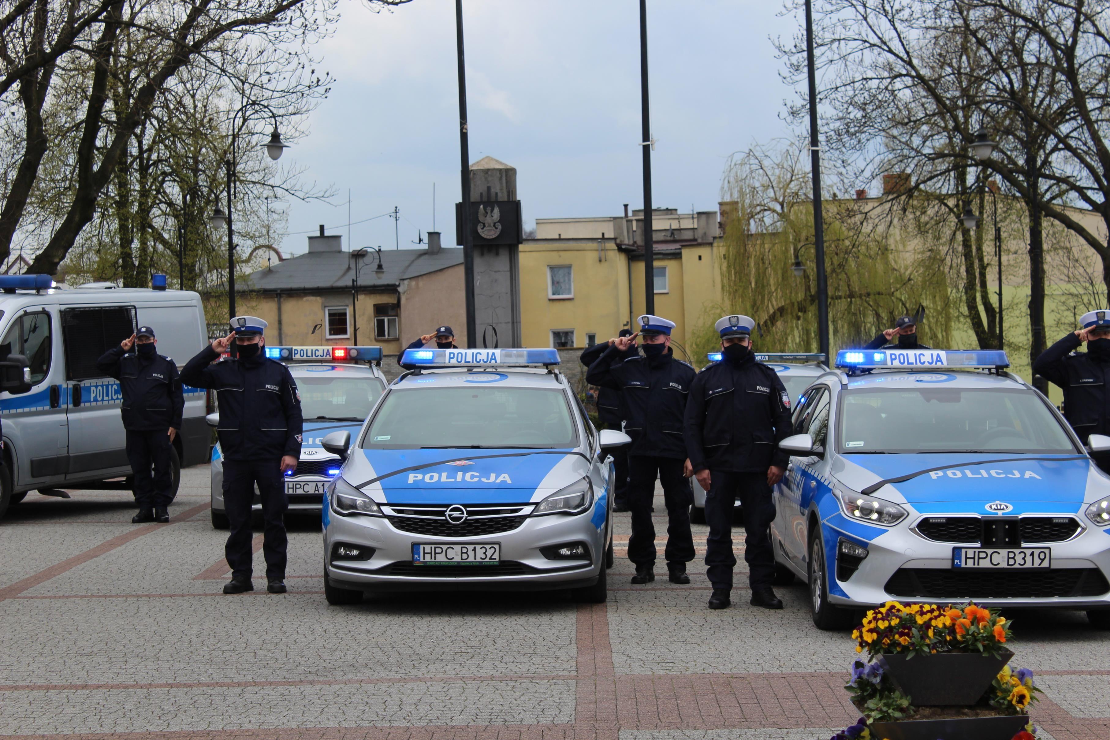 7 maja o godzinie 12.00 na Placu Dekerta w Lipnie zawyły policyjne syreny jako wyraz upamiętnienia aspiranta Michała Kędzierskiego z Raciborza, który zginął na służbie podczas policyjnej interwencji - kliknięcie spowoduje powiększenie obrazka