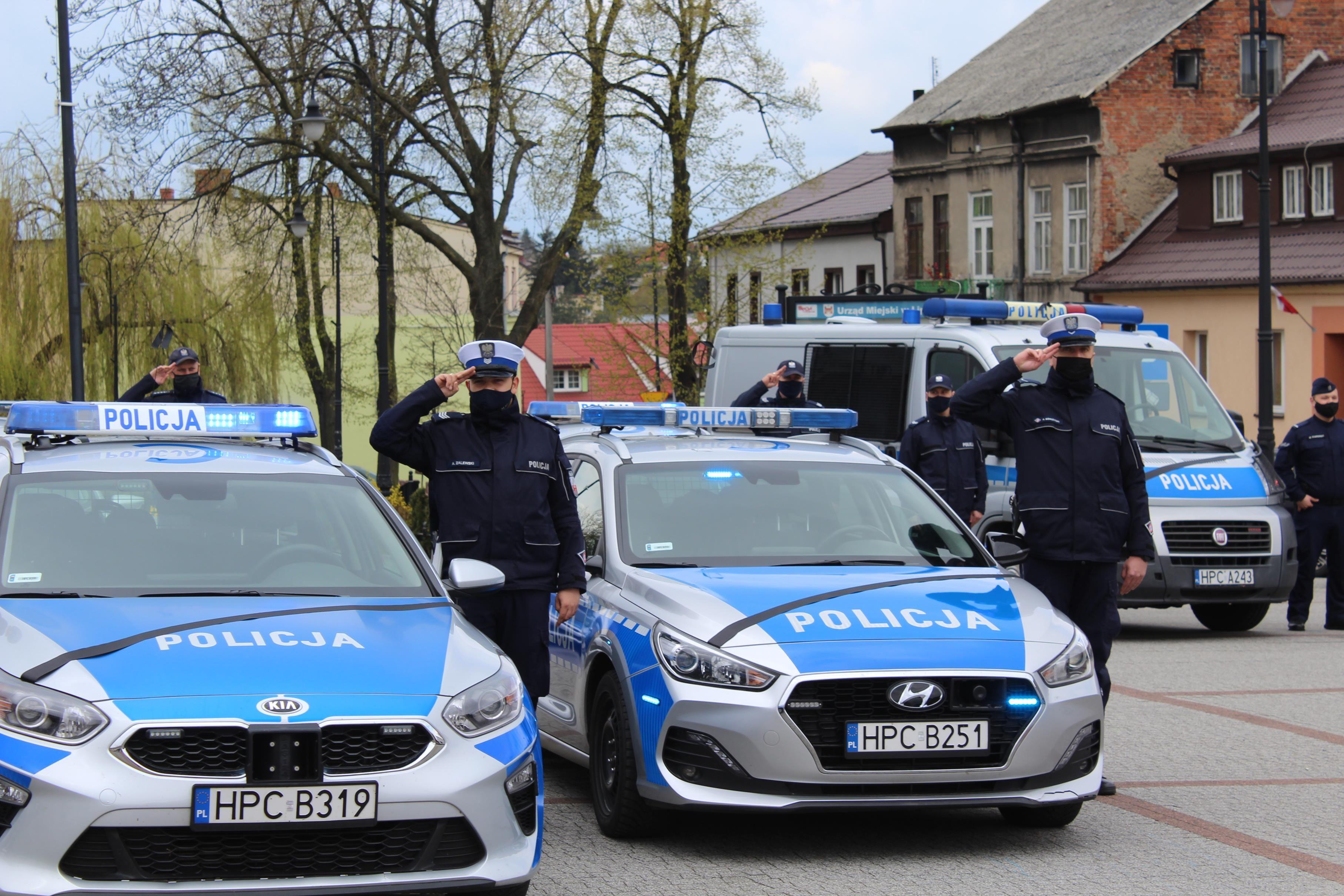 7 maja o godzinie 12.00 na Placu Dekerta w Lipnie zawyły policyjne syreny jako wyraz upamiętnienia aspiranta Michała Kędzierskiego z Raciborza, który zginął na służbie podczas policyjnej interwencji - kliknięcie spowoduje powiększenie obrazka