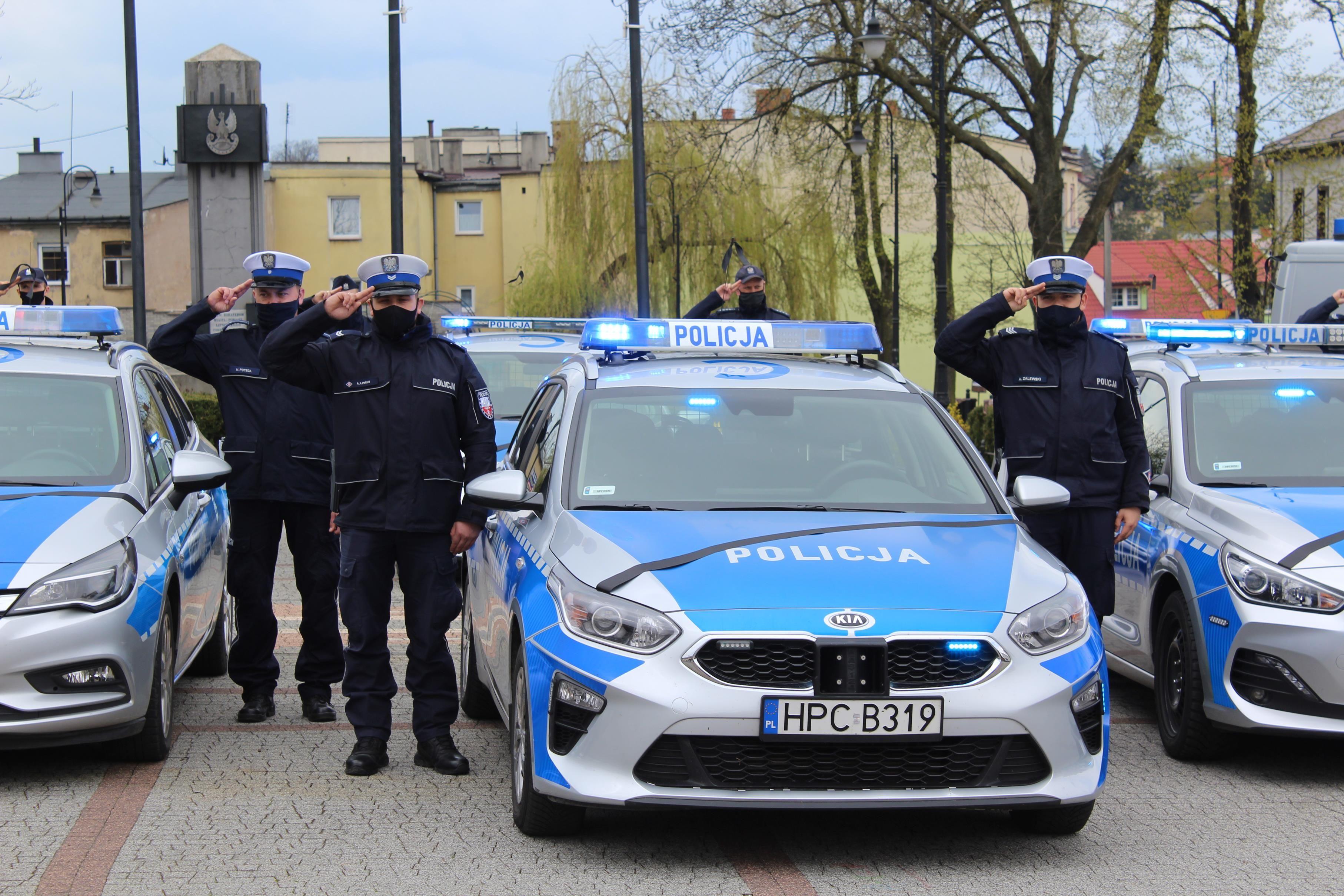 7 maja o godzinie 12.00 na Placu Dekerta w Lipnie zawyły policyjne syreny jako wyraz upamiętnienia aspiranta Michała Kędzierskiego z Raciborza, który zginął na służbie podczas policyjnej interwencji - kliknięcie spowoduje powiększenie obrazka