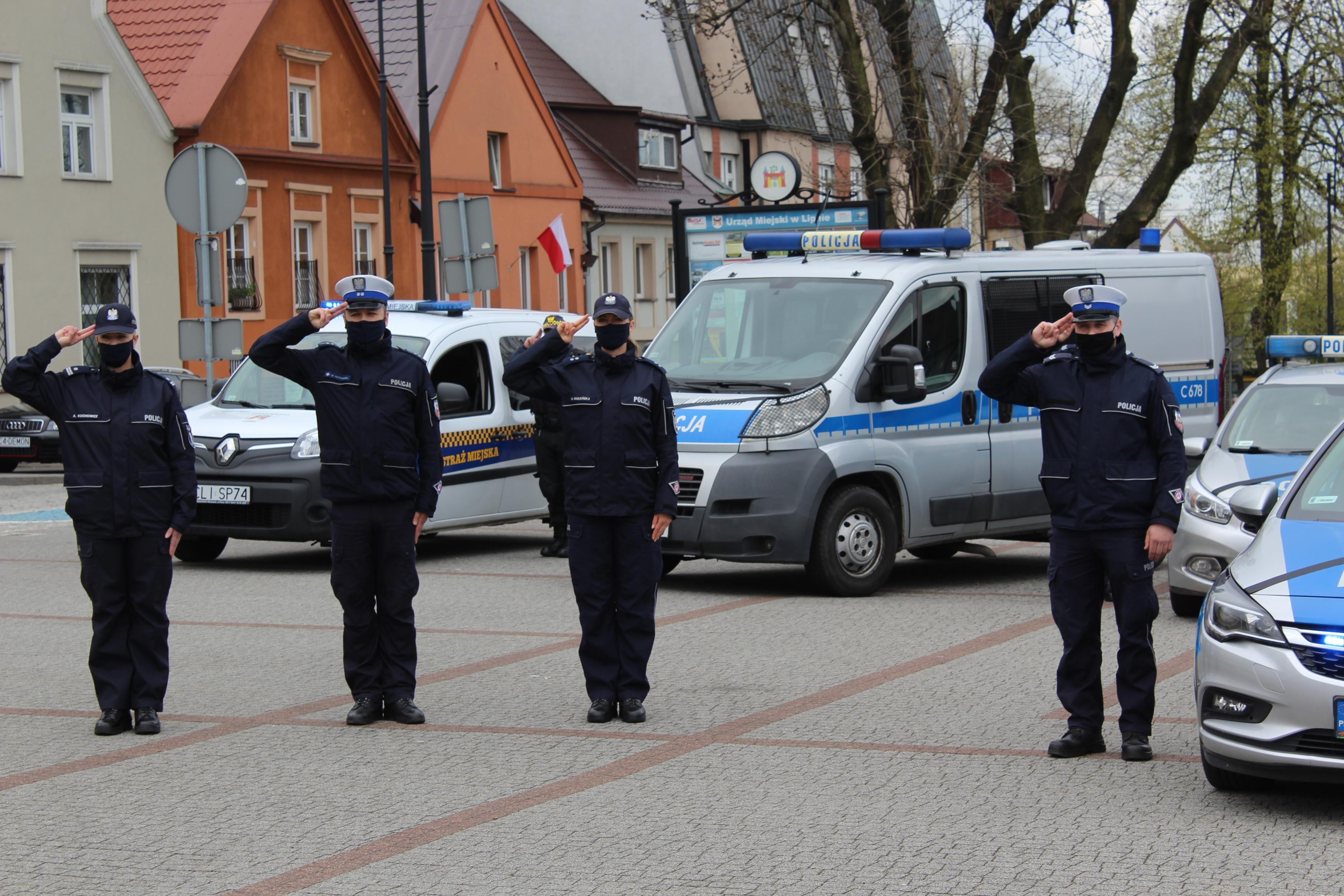 7 maja o godzinie 12.00 na Placu Dekerta w Lipnie zawyły policyjne syreny jako wyraz upamiętnienia aspiranta Michała Kędzierskiego z Raciborza, który zginął na służbie podczas policyjnej interwencji - kliknięcie spowoduje powiększenie obrazka