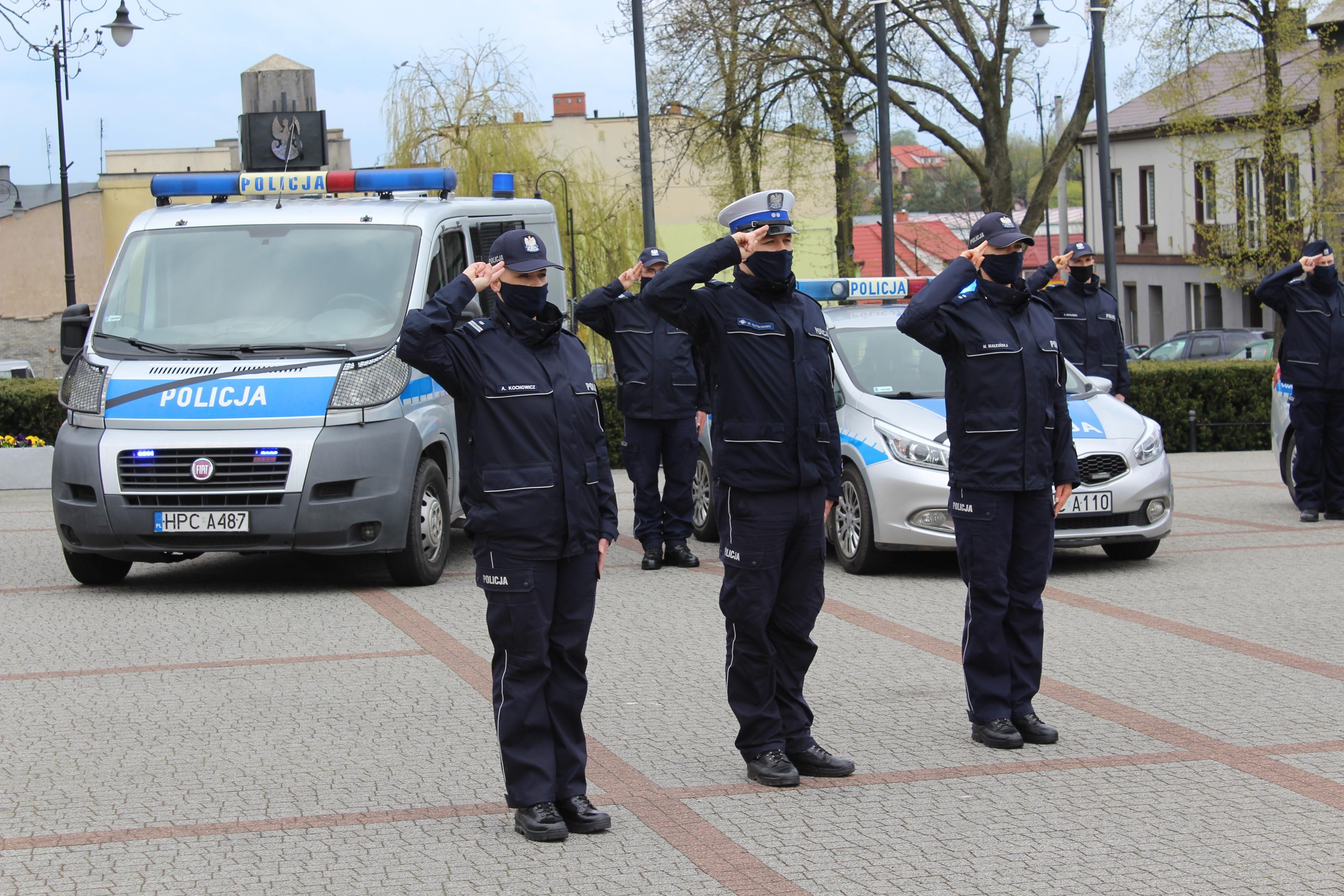 7 maja o godzinie 12.00 na Placu Dekerta w Lipnie zawyły policyjne syreny jako wyraz upamiętnienia aspiranta Michała Kędzierskiego z Raciborza, który zginął na służbie podczas policyjnej interwencji - kliknięcie spowoduje powiększenie obrazka