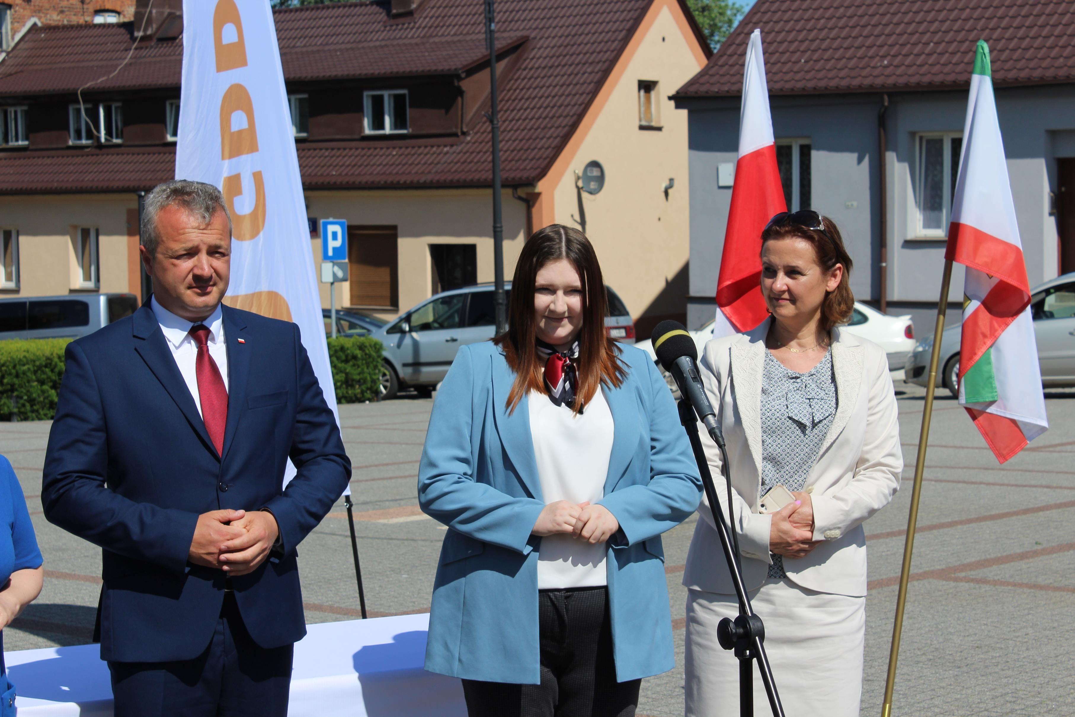 Podpisanie umowy na dokumentację obwodnicy Lipna przed lipnowskim ratuszem - kliknięcie spowoduje powiększenie obrazka