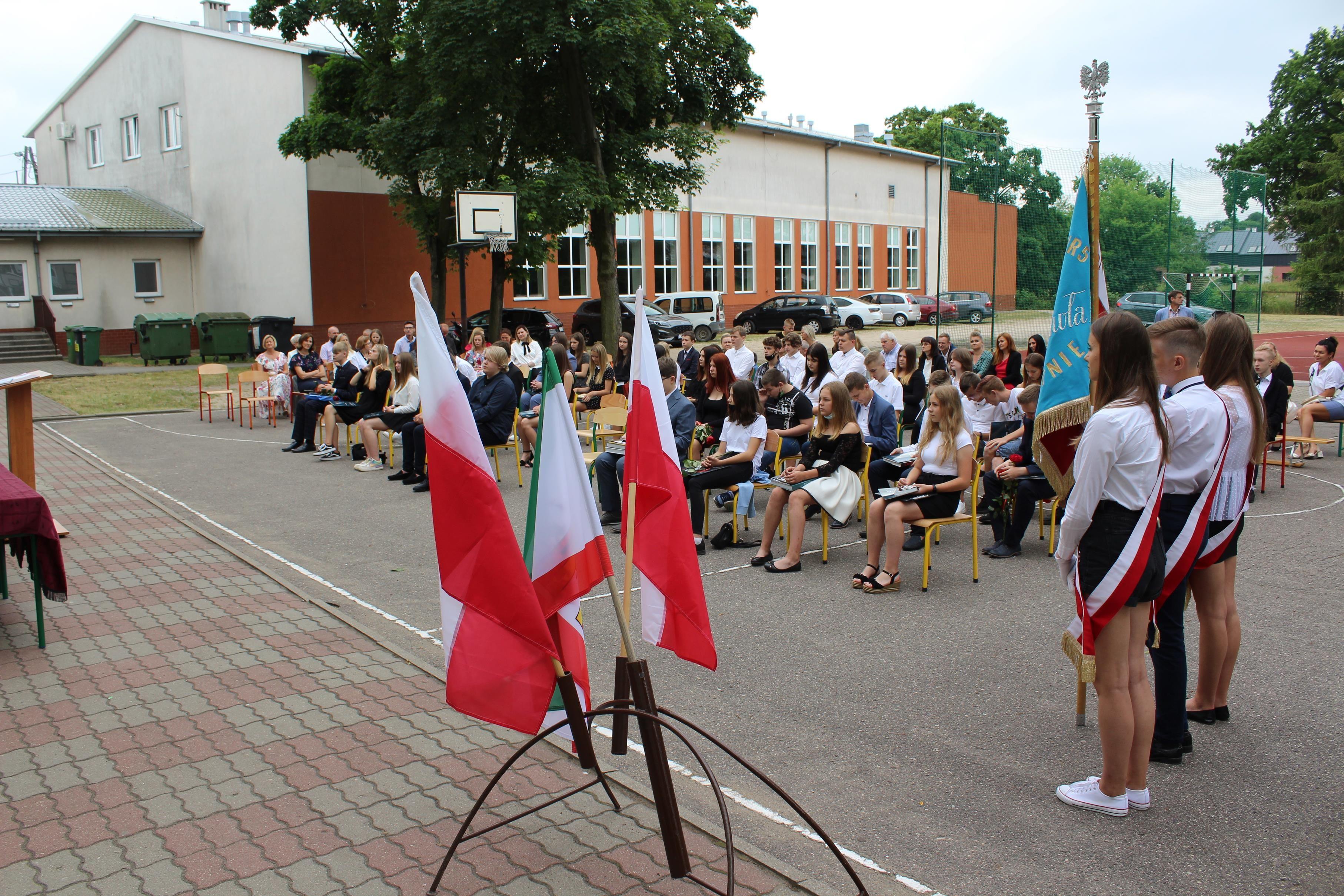 Zdj. nr. 94. Zakończenie roku szkolnego (8 klasy) w SP nr 5 w Lipnie - 25 czerwca 2021 r.