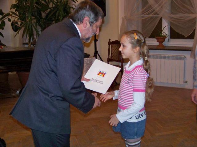 Zdj. nr. 7. Rozdanie stypendiów burmistrza 2009