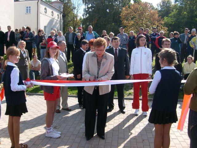 Zdj. nr. 6. Otwarcie boisk sportowych przy Szkole Podstawowej w Czarnem