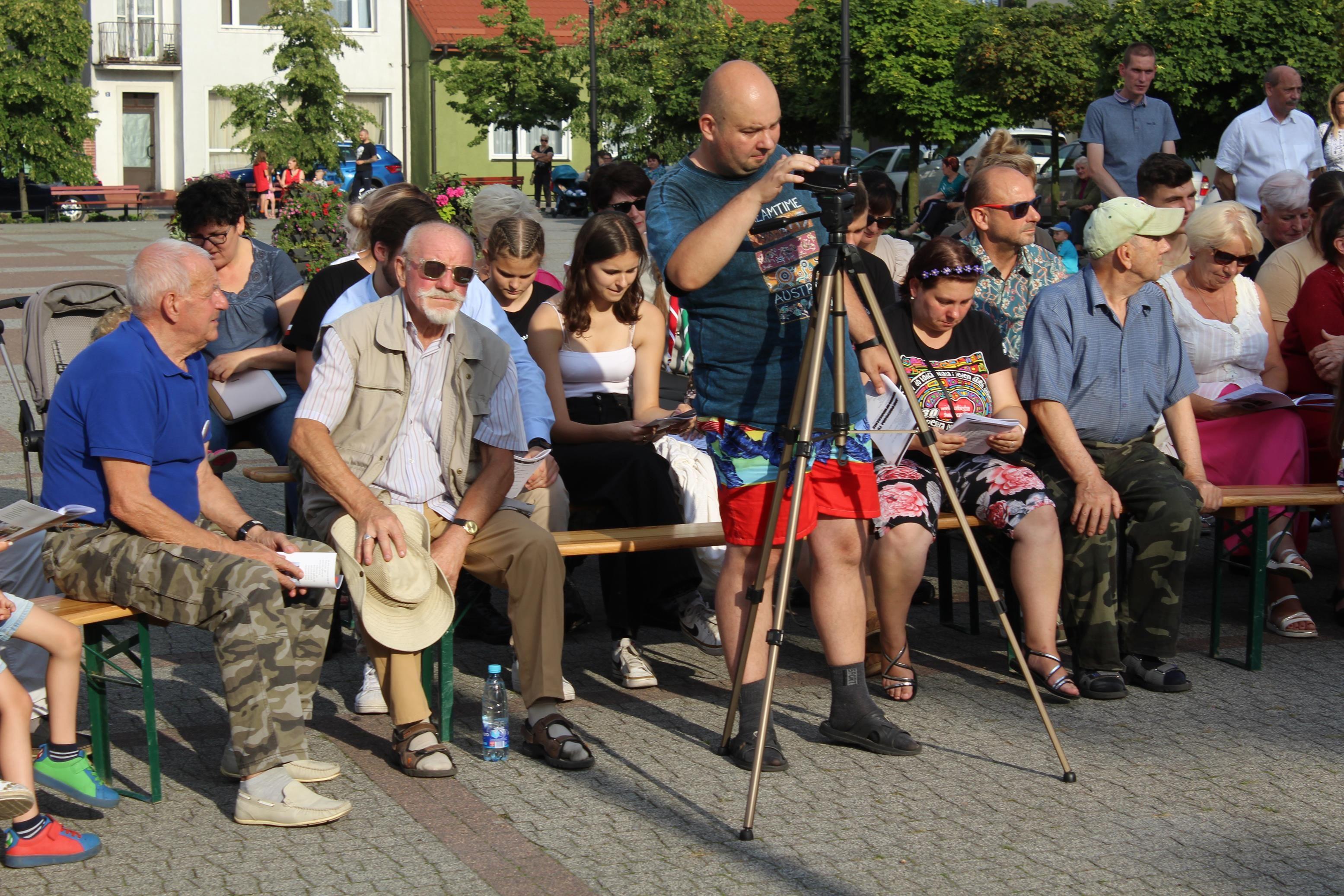 Zdj. nr. 25. 78. rocznica wybuchu Powstania Warszawskiego - Śpiewanie na Powstanie (Plac Dekerta) - 1 sierpnia 2022 r.