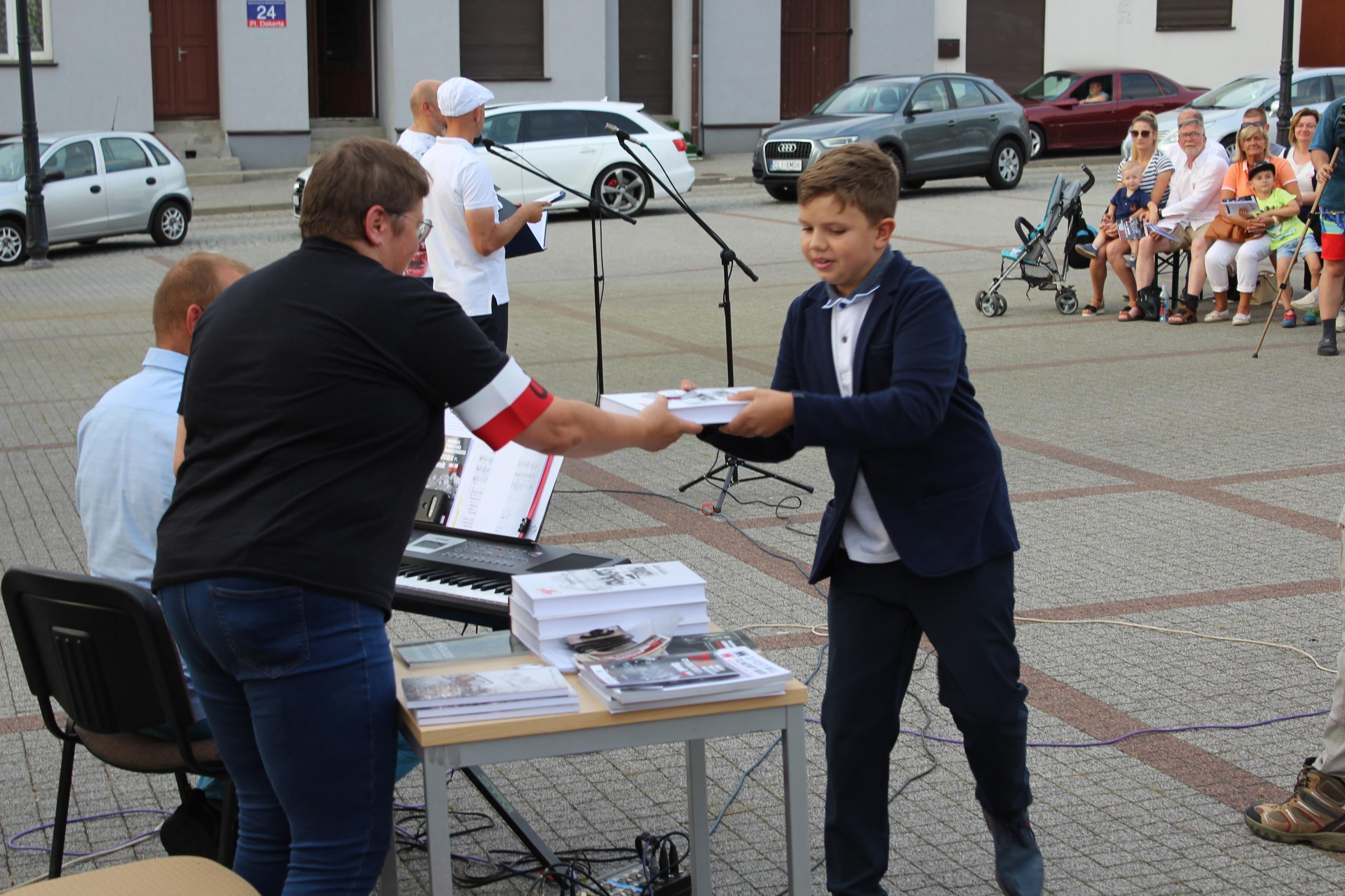 Zdj. nr. 48. 78. rocznica wybuchu Powstania Warszawskiego - Śpiewanie na Powstanie (Plac Dekerta) - 1 sierpnia 2022 r.
